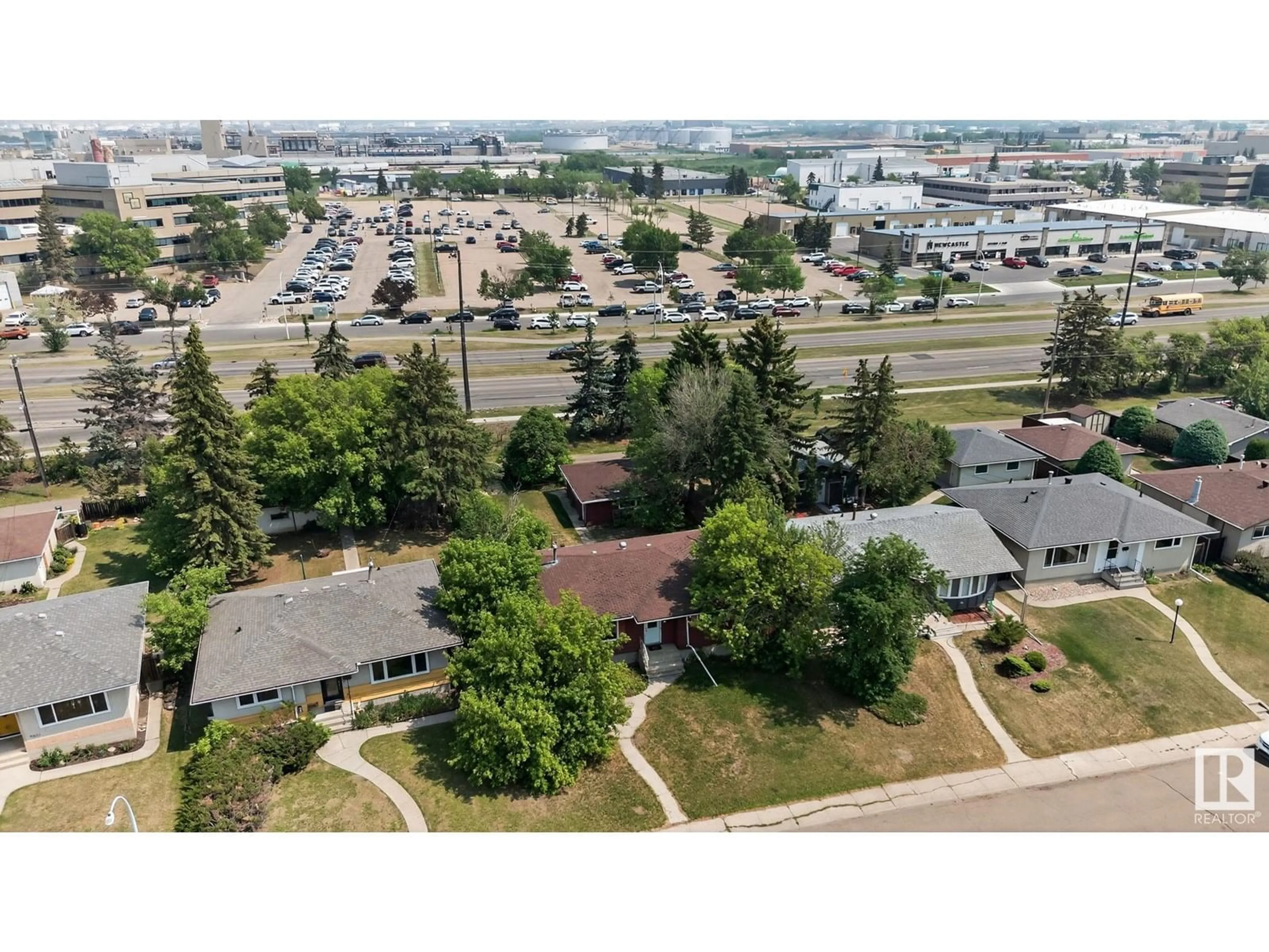 A pic from outside/outdoor area/front of a property/back of a property/a pic from drone, street for 9603 52 ST, Edmonton Alberta T6B1G8