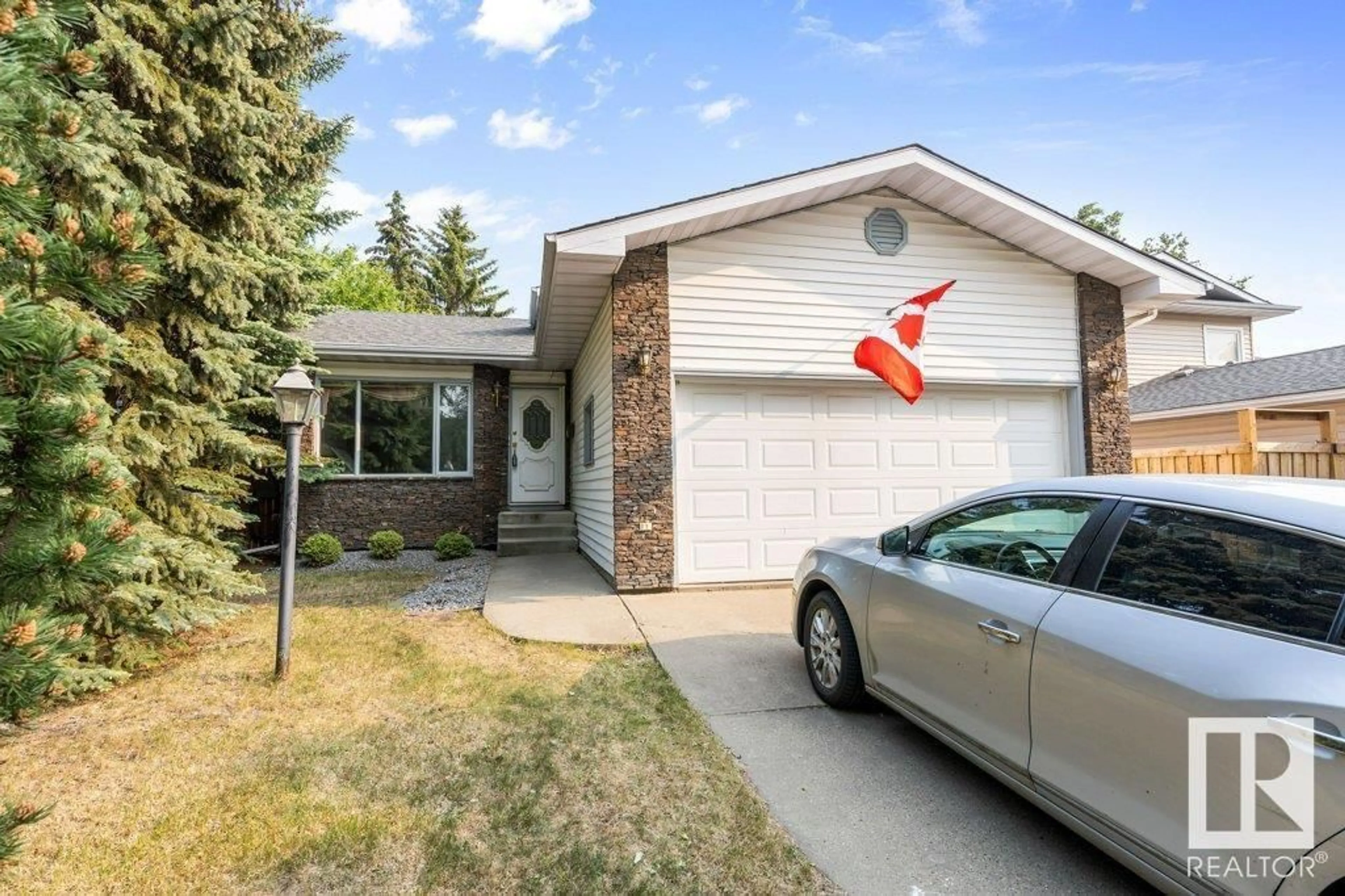 Home with vinyl exterior material, street for 76 DEANE CR, St. Albert Alberta T8N4Z9
