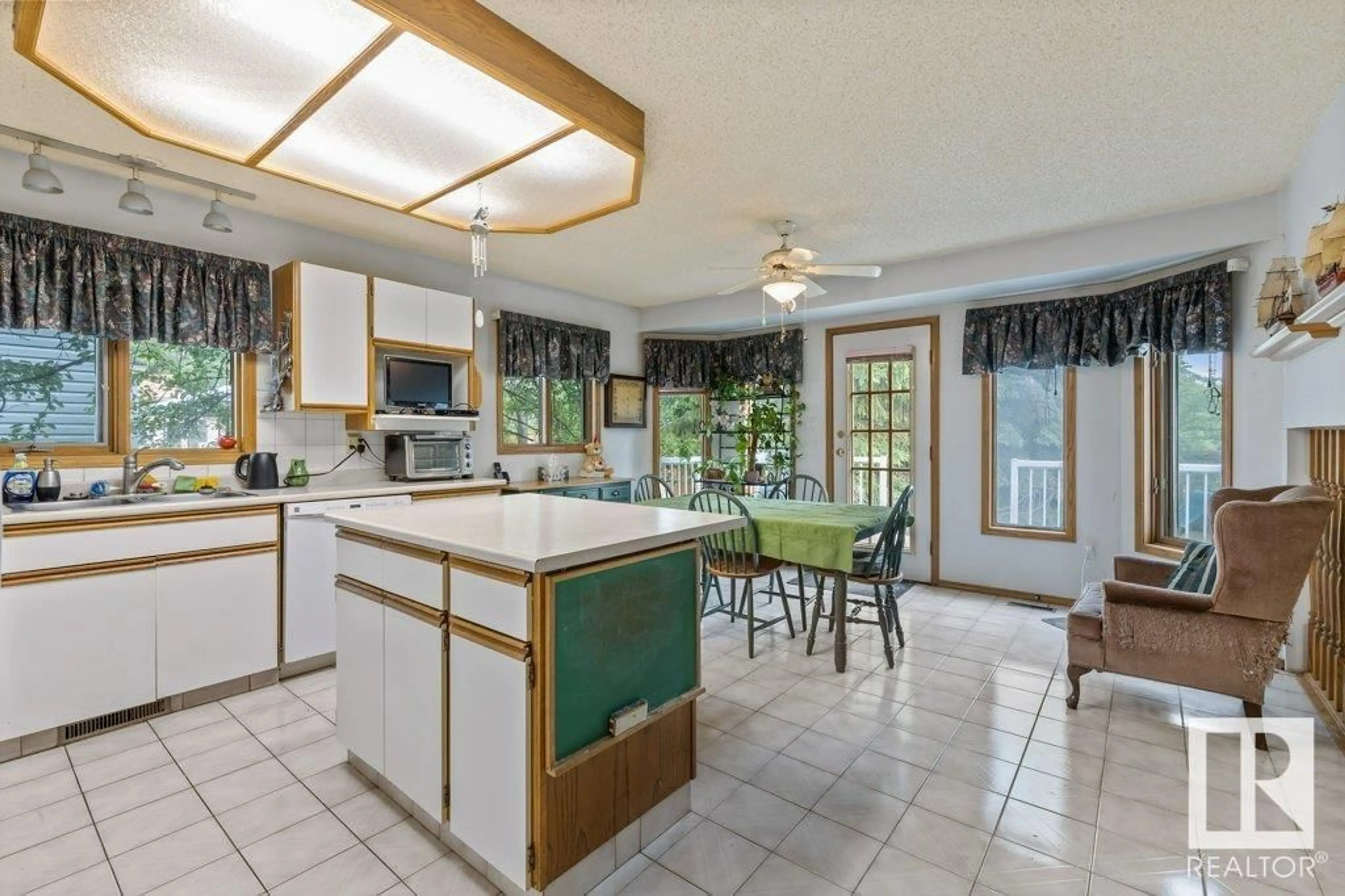 Open concept kitchen, ceramic/tile floor for 76 DEANE CR, St. Albert Alberta T8N4Z9