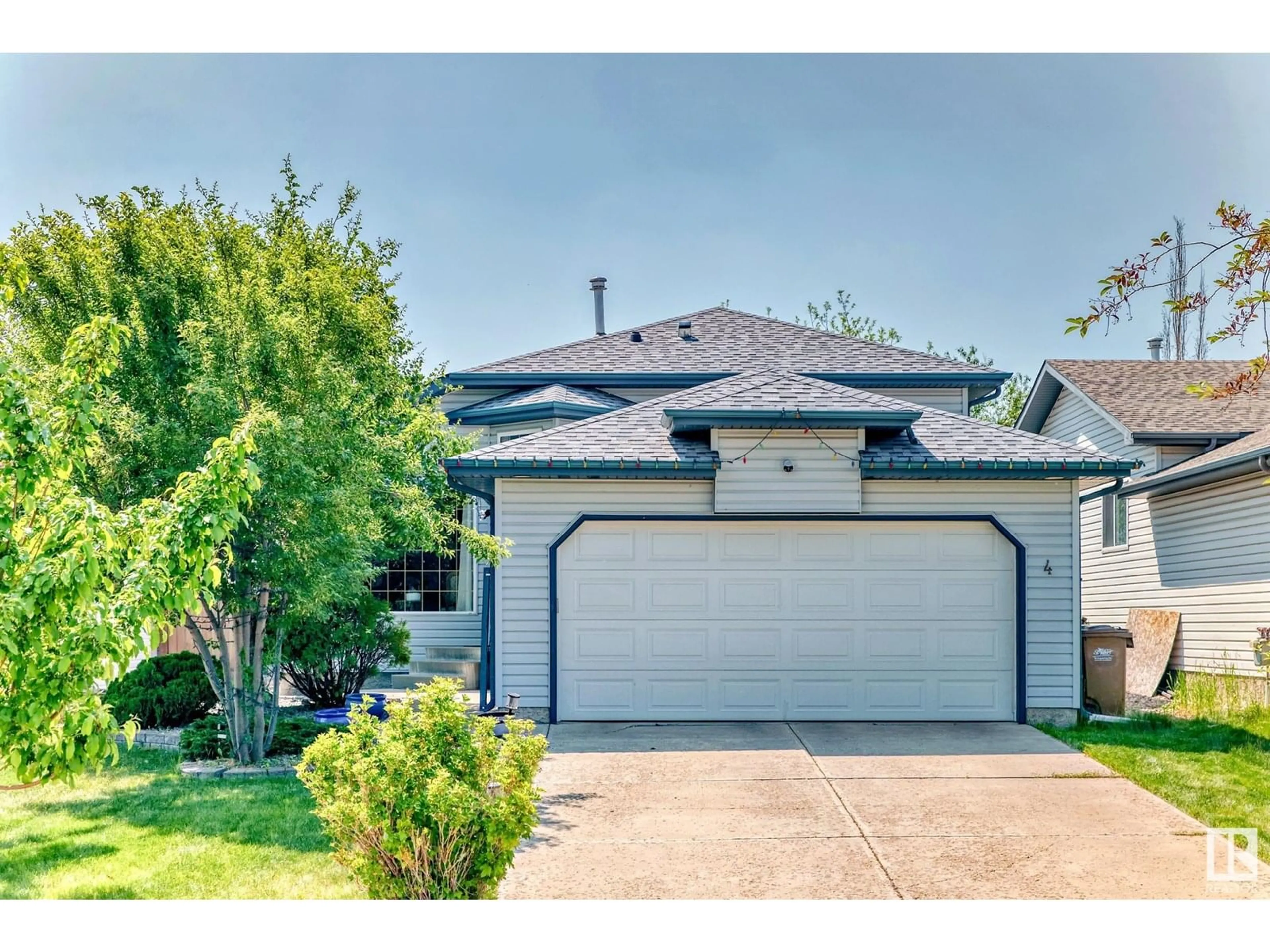 Home with vinyl exterior material, street for 4 HOLLY PL, St. Albert Alberta T8N6W7