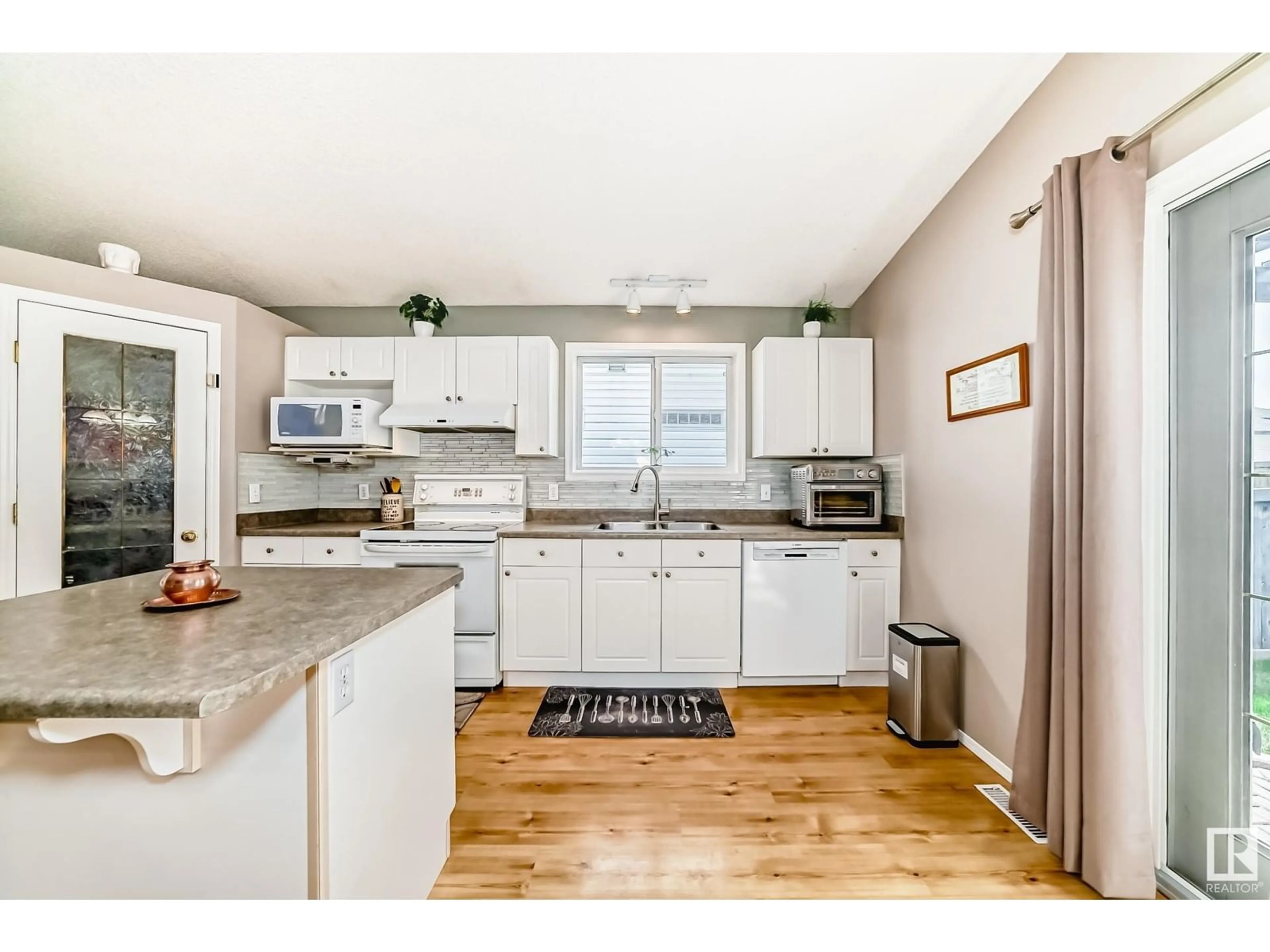 Open concept kitchen, unknown for 4 HOLLY PL, St. Albert Alberta T8N6W7
