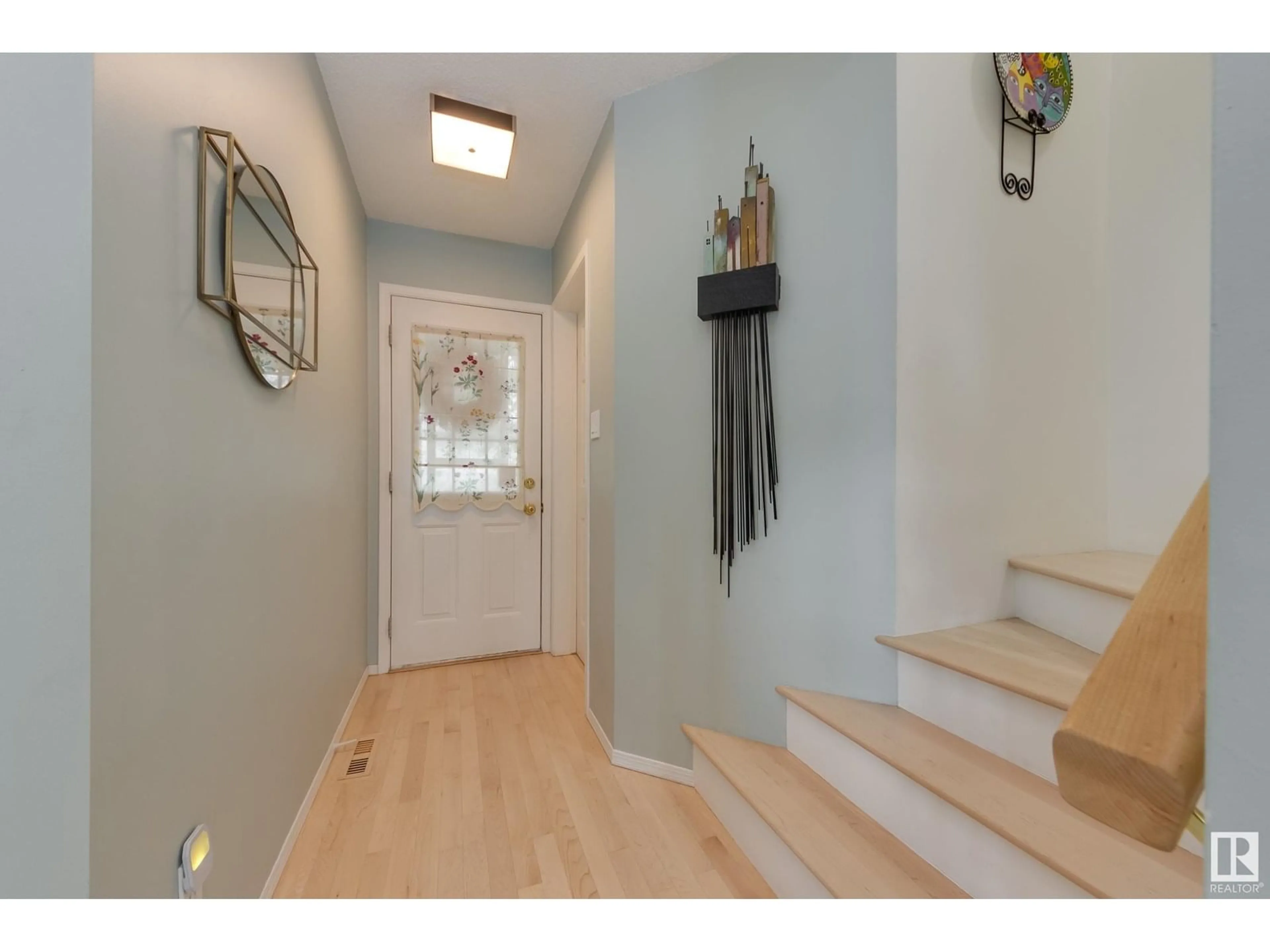 Indoor entryway for 501 YOUVILLE DR E NW, Edmonton Alberta T6L6T8