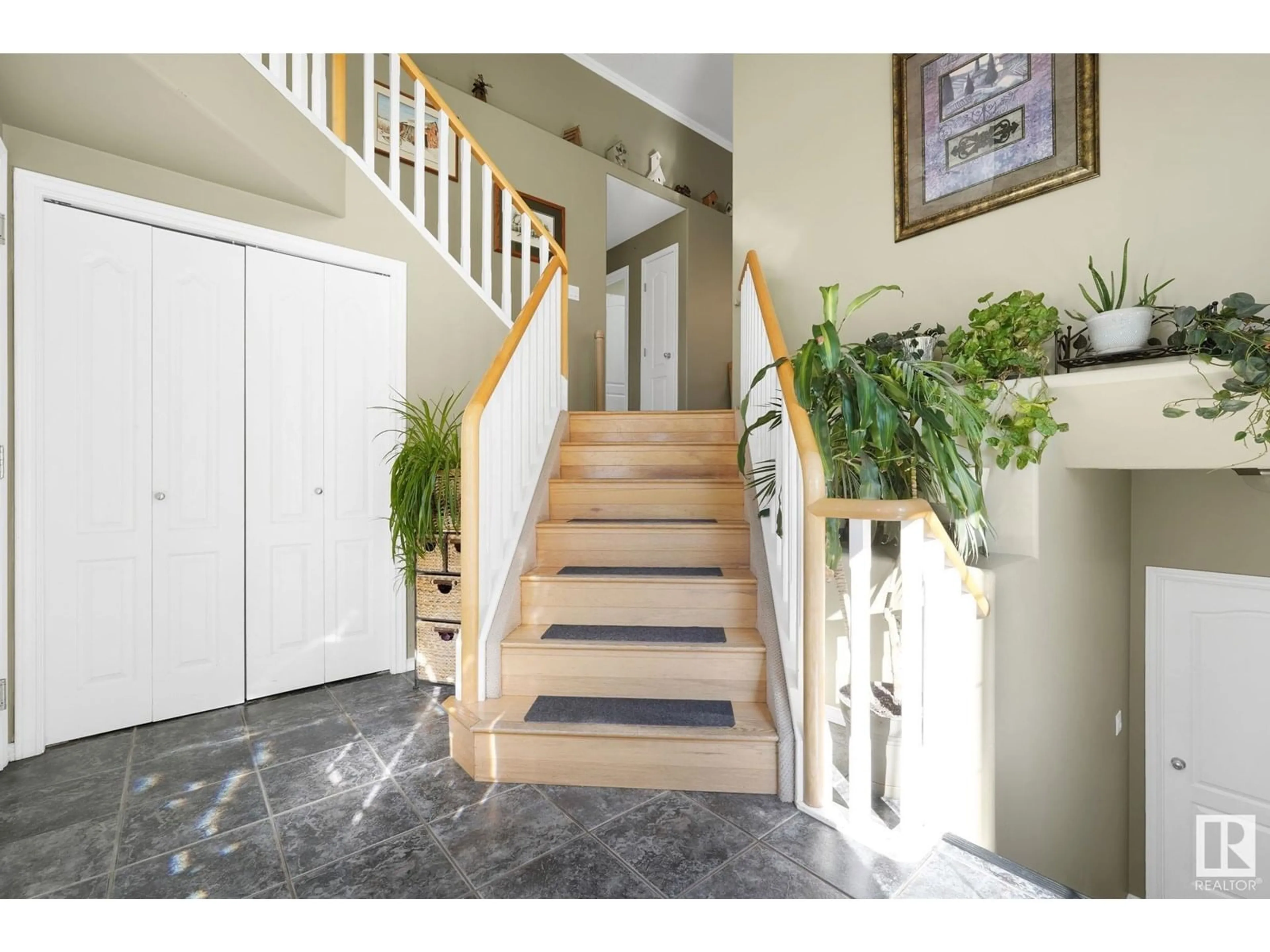 Indoor foyer for 169 KINGSWOOD BV, St. Albert Alberta T8N6V4