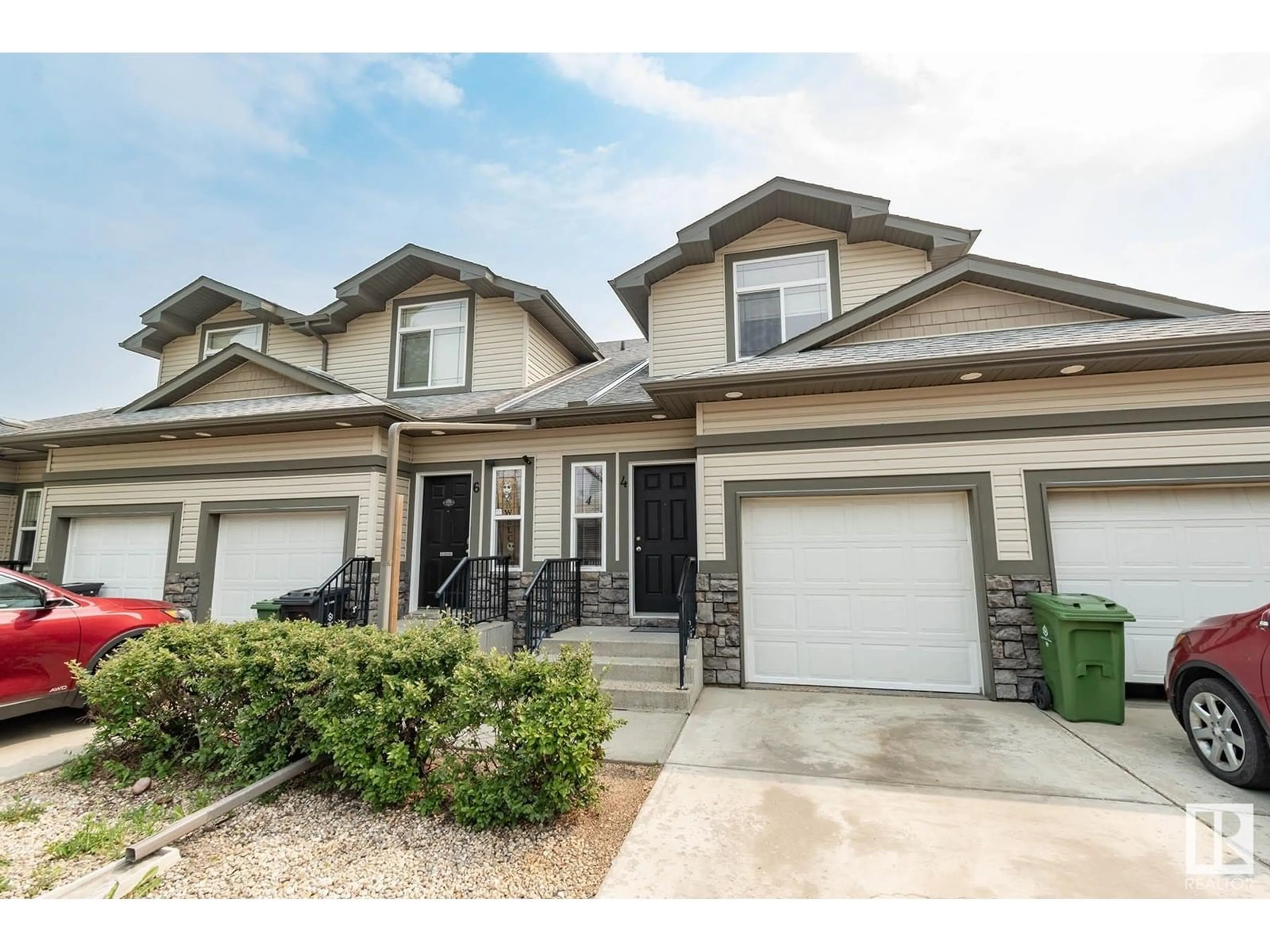 Home with vinyl exterior material, street for #4 - 10 WOODCREST, Fort Saskatchewan Alberta T8L0C7