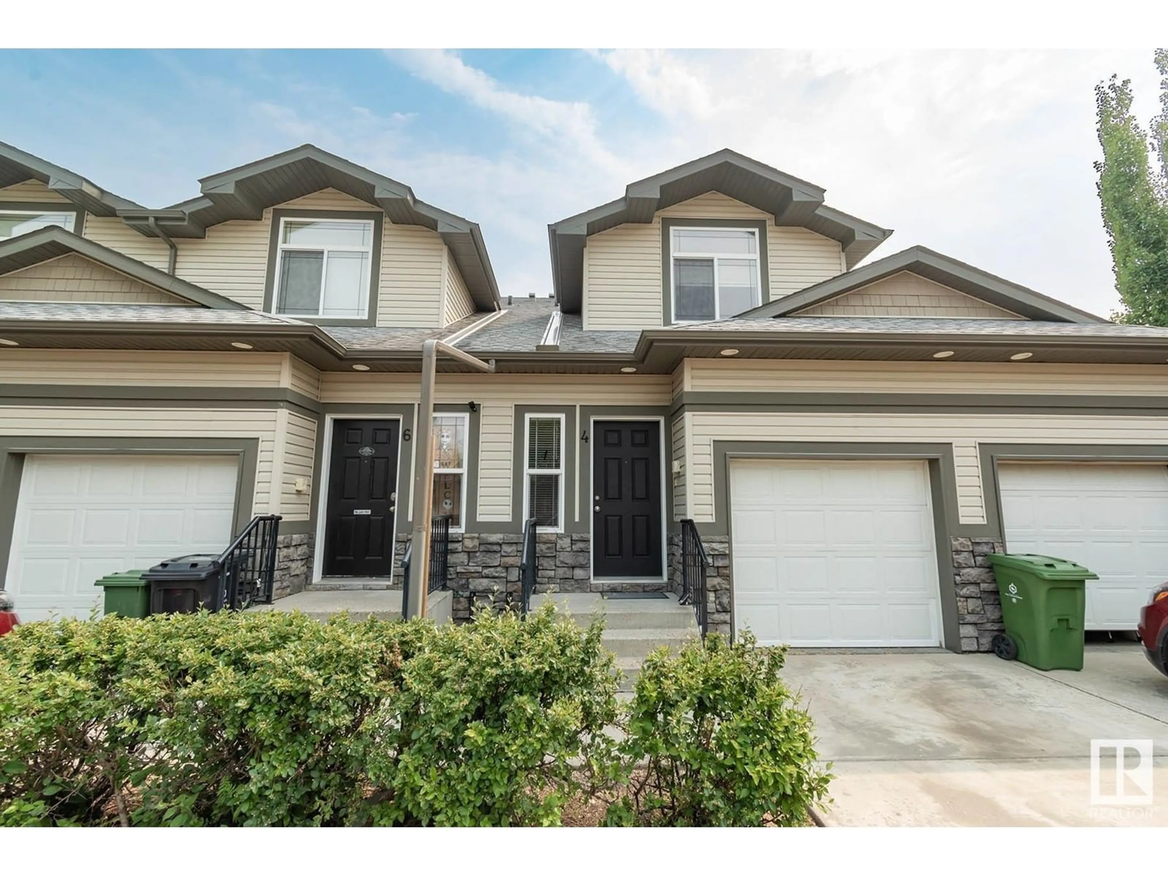 Home with vinyl exterior material, street for #4 - 10 WOODCREST, Fort Saskatchewan Alberta T8L0C7