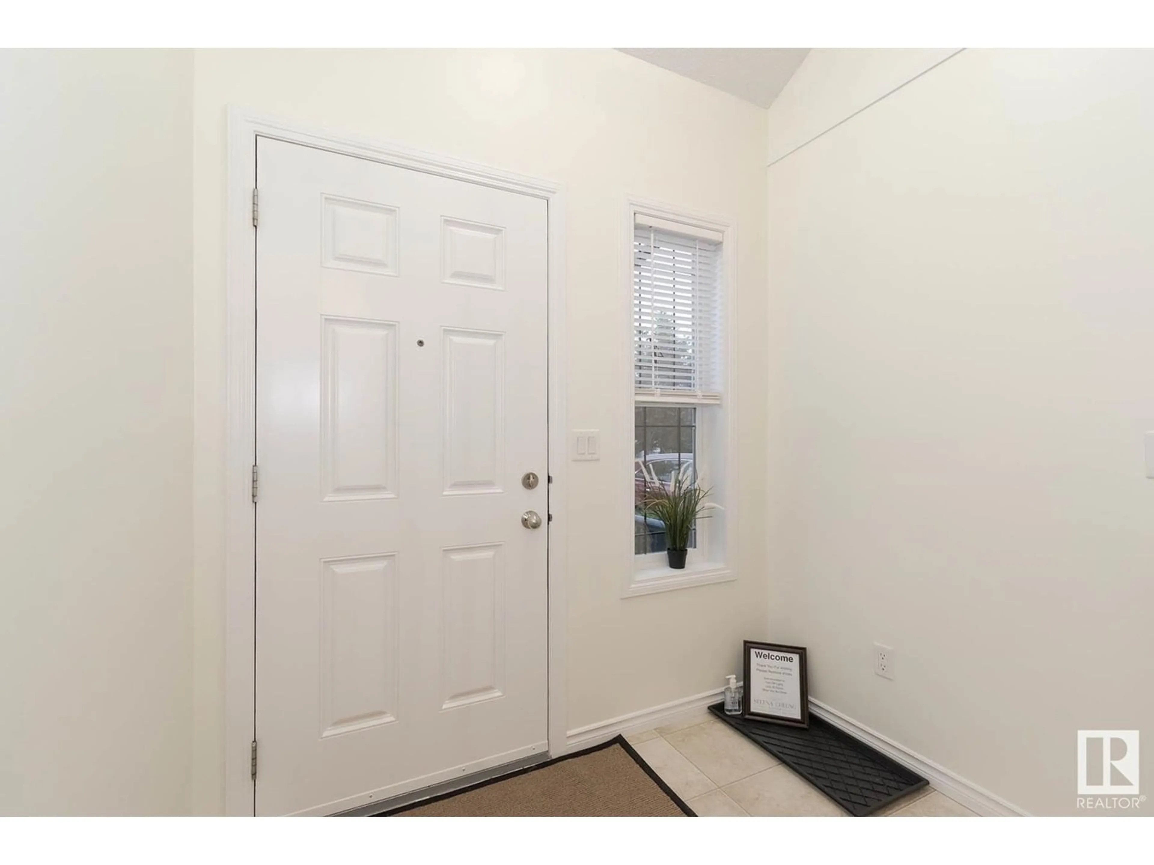 Indoor entryway for #4 - 10 WOODCREST, Fort Saskatchewan Alberta T8L0C7