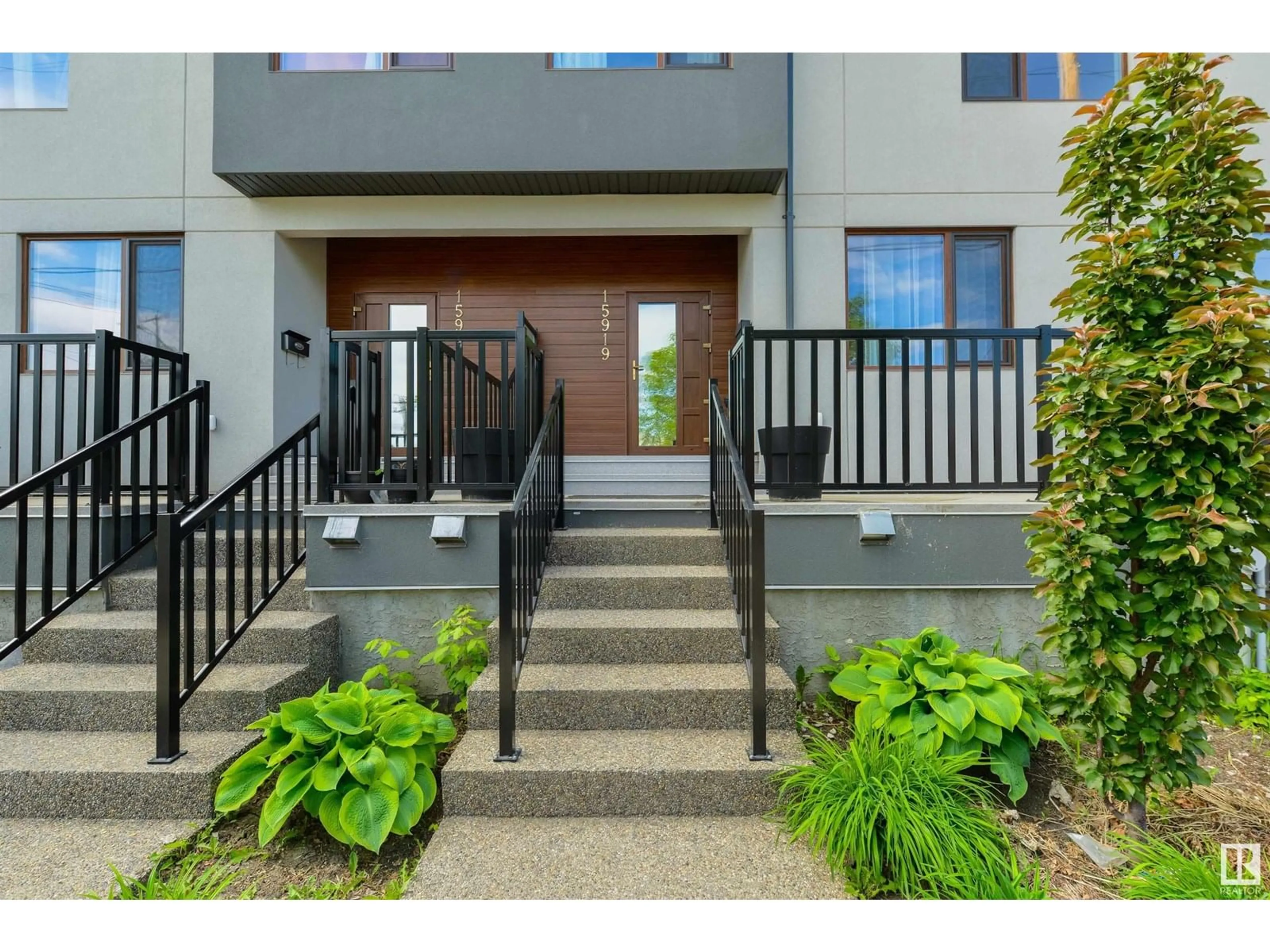 Indoor entryway for 15919 104 AV, Edmonton Alberta T5P3G2