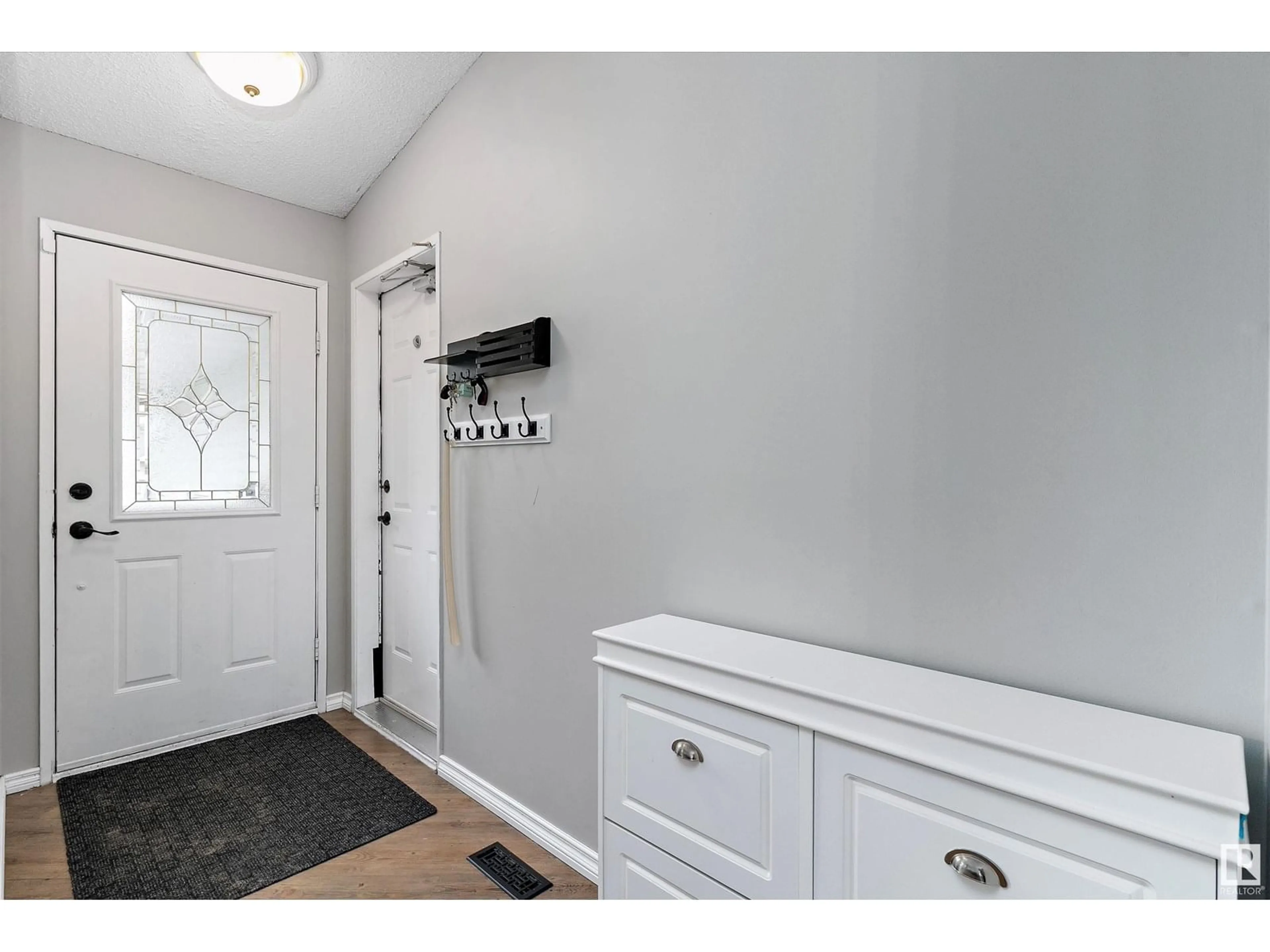 Indoor entryway for 526 SUNNYDALE RD, Morinville Alberta T8R1B8