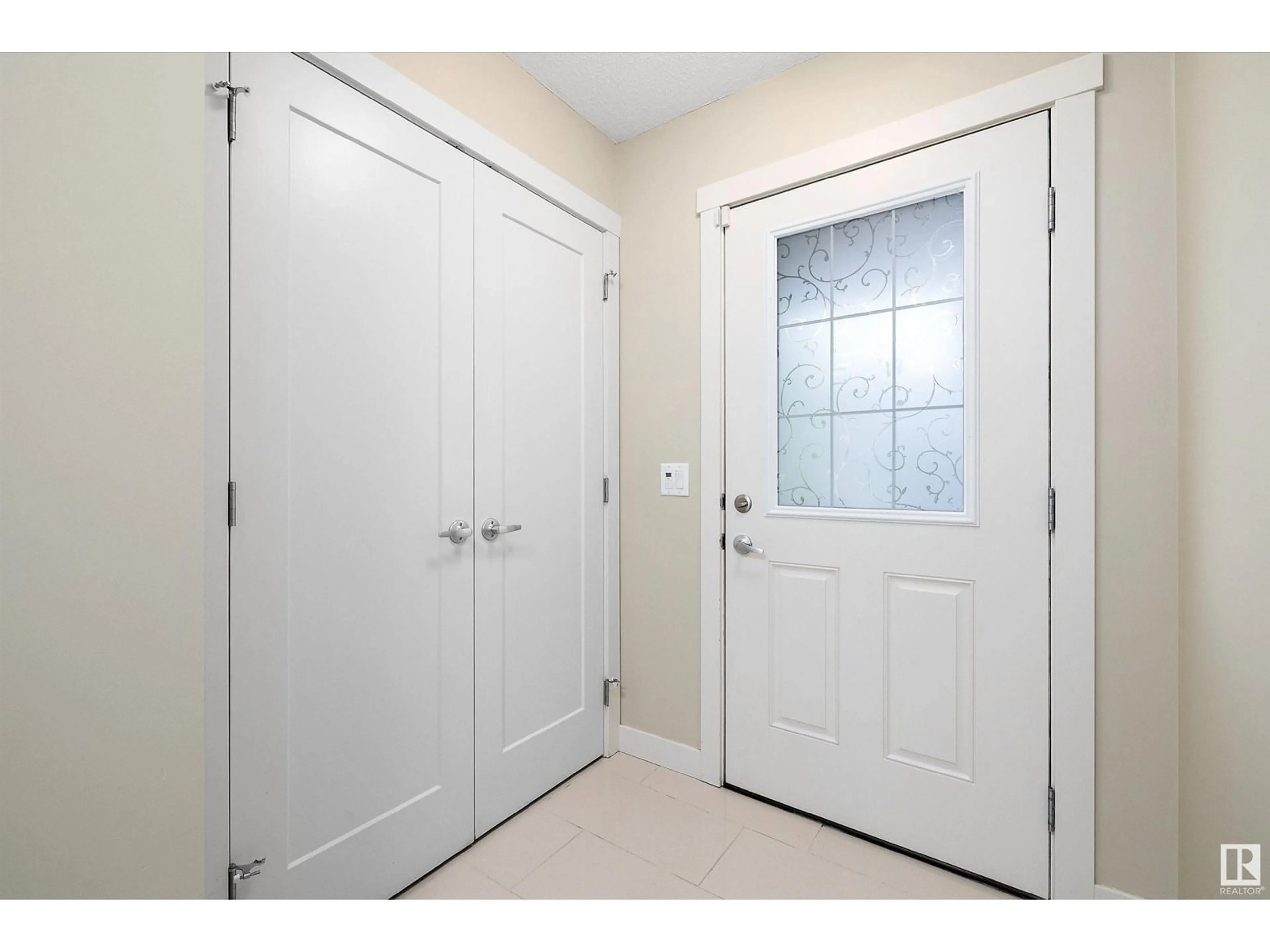 Indoor entryway for 28 21 AUGUSTINE CR, Sherwood Park Alberta T8H0X3
