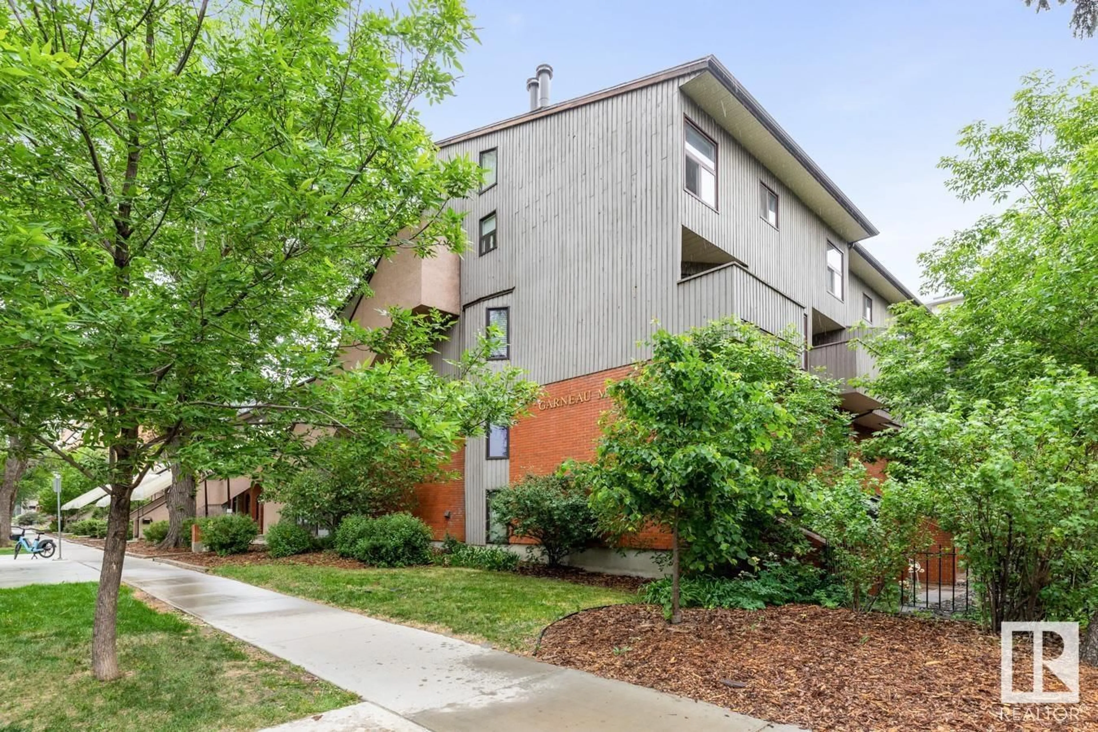 Patio, street for 11122 83 AV, Edmonton Alberta T6G0V1