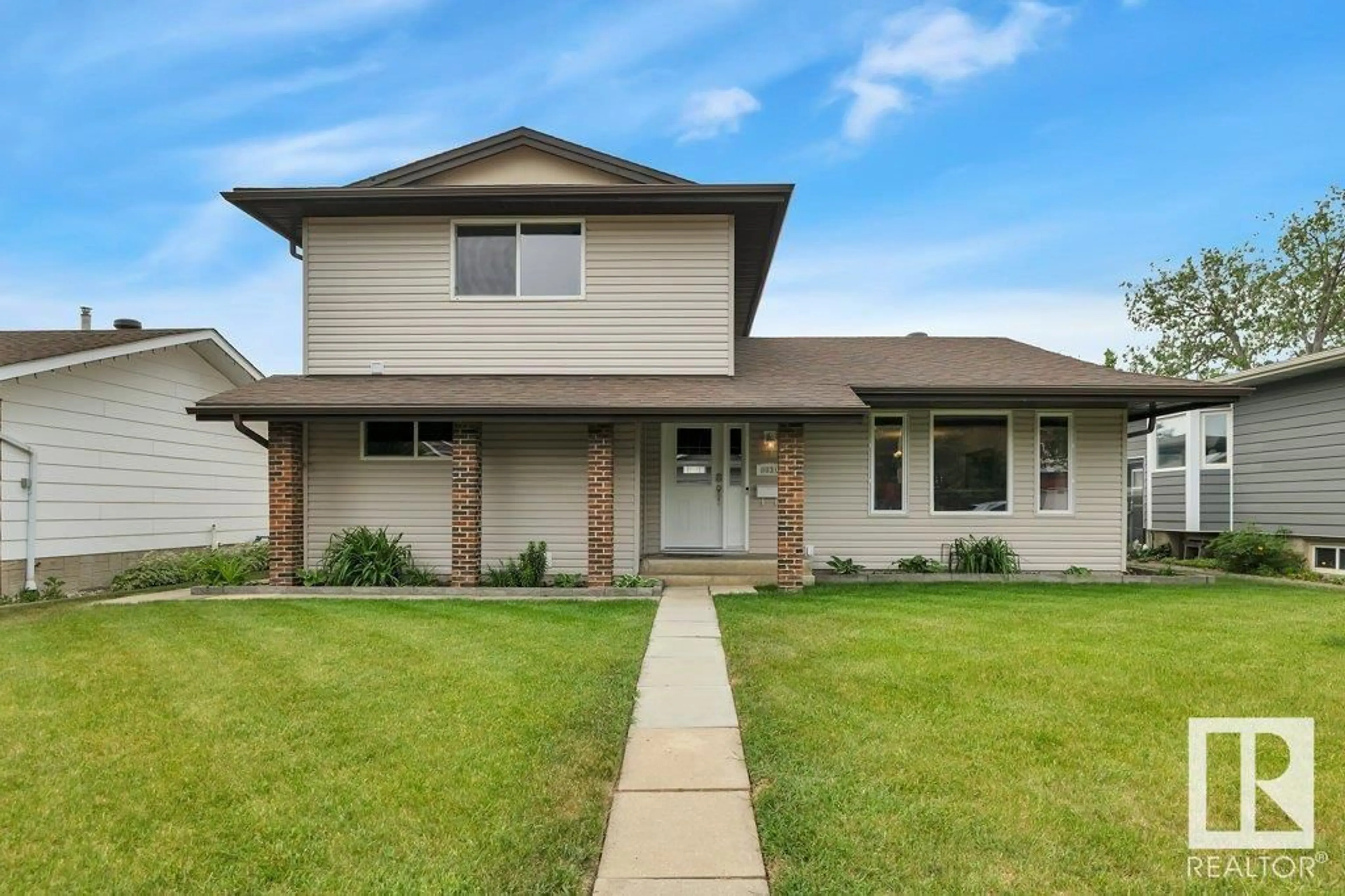 Home with vinyl exterior material, street for 6031 37 AV, Edmonton Alberta T6L1V3