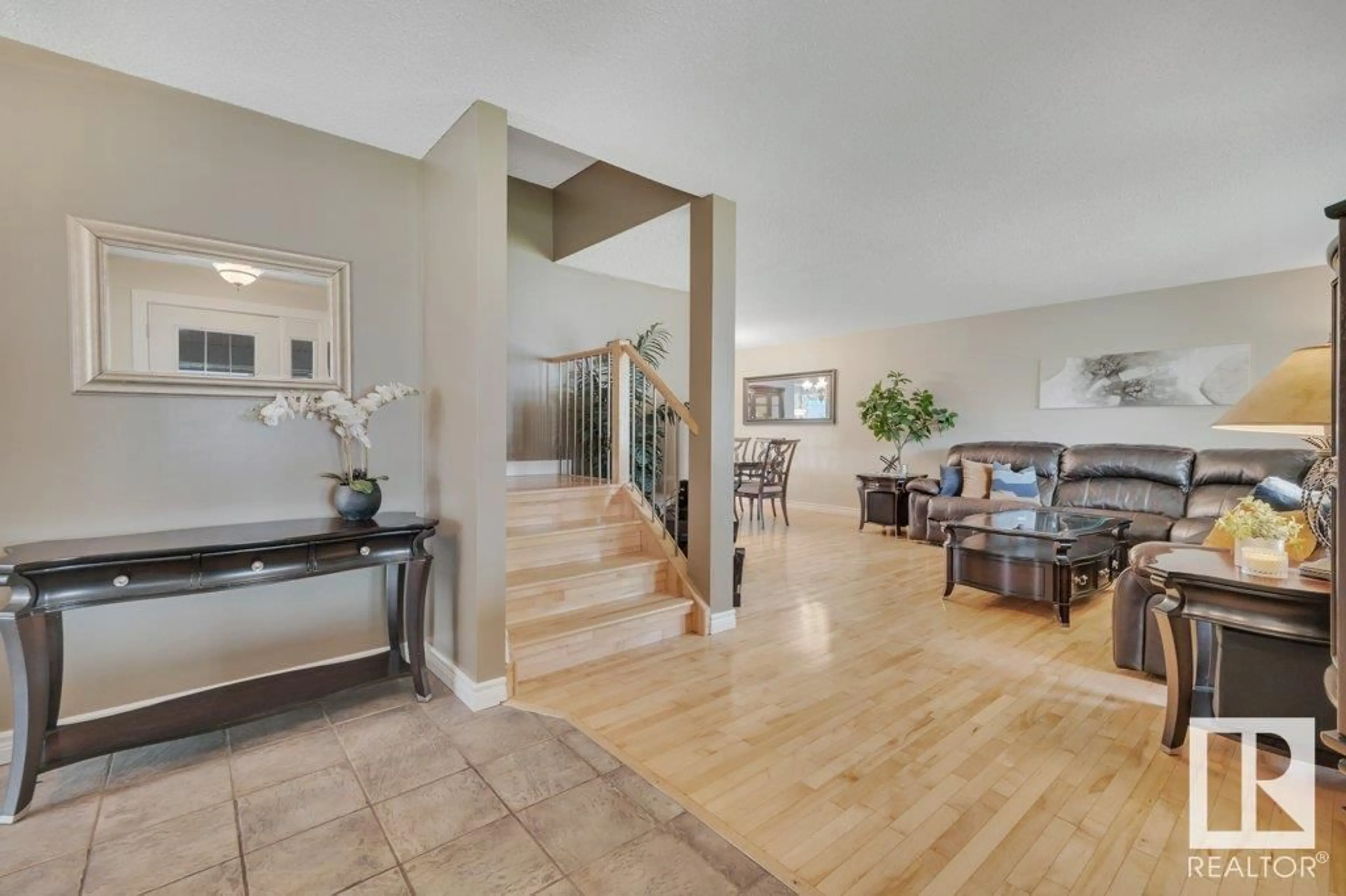 Indoor foyer for 6031 37 AV, Edmonton Alberta T6L1V3