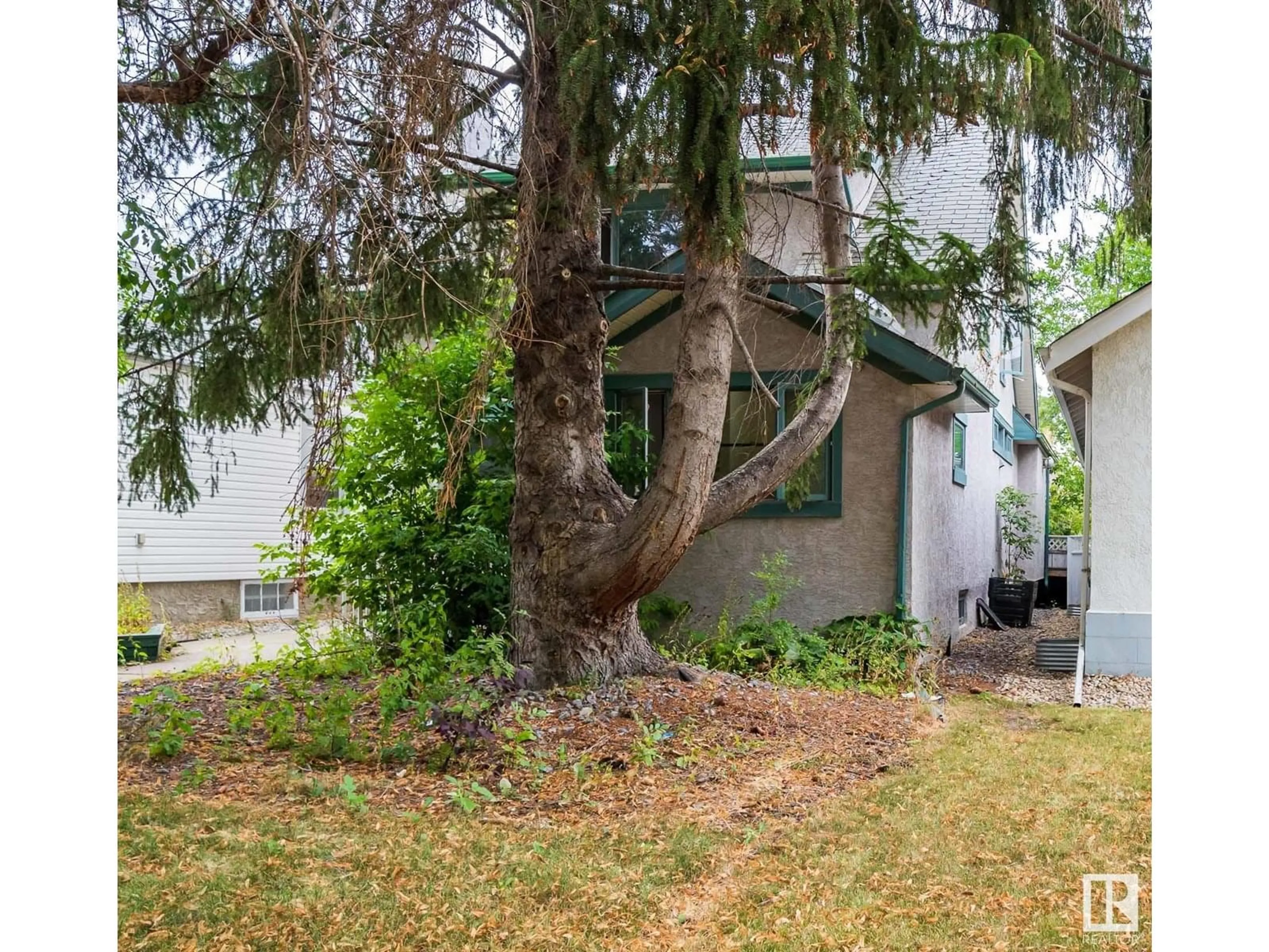 Home with vinyl exterior material, street for NW - 10942 88 AV, Edmonton Alberta T6G0Z1