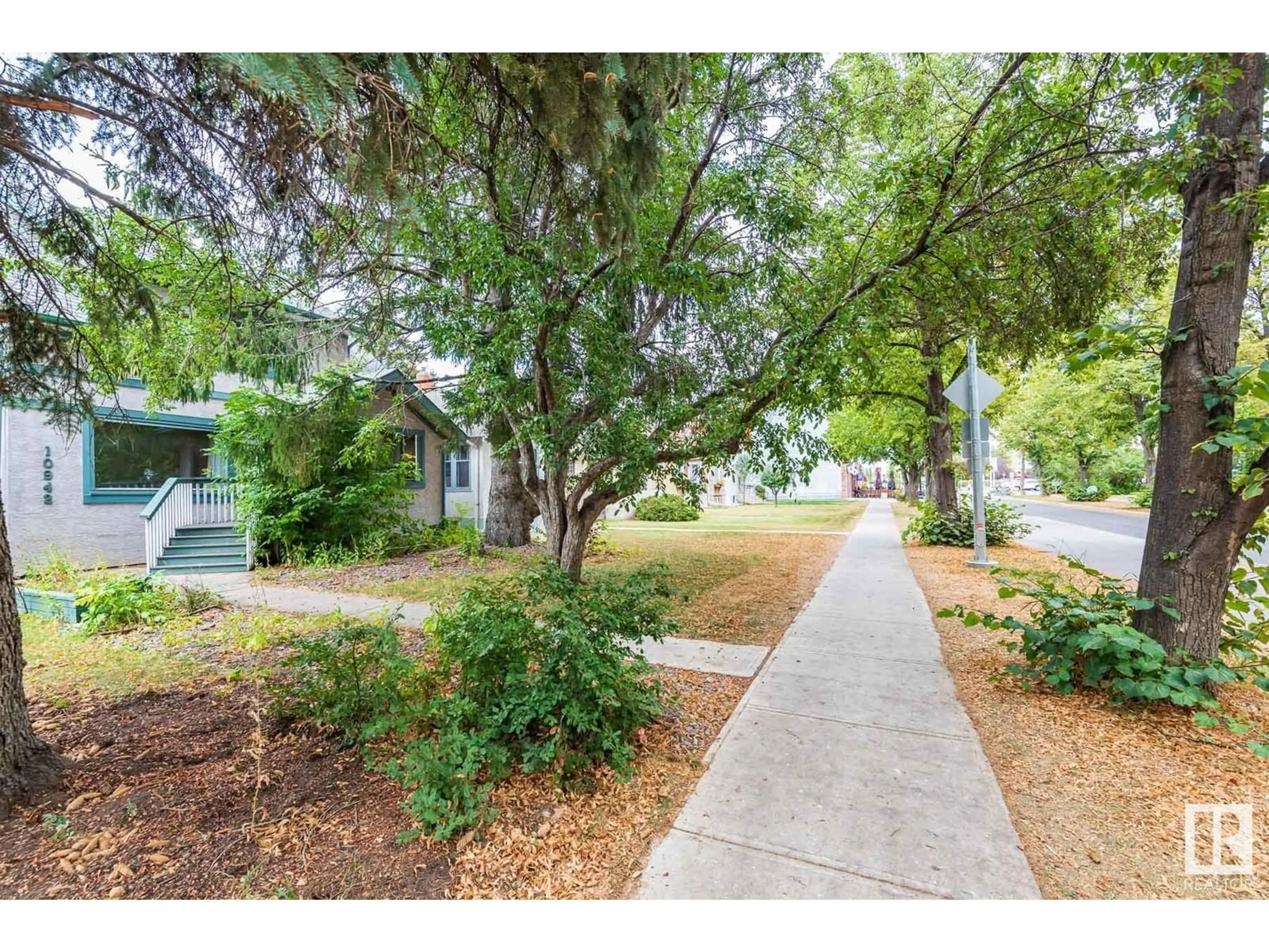 Patio, street for NW - 10942 88 AV, Edmonton Alberta T6G0Z1