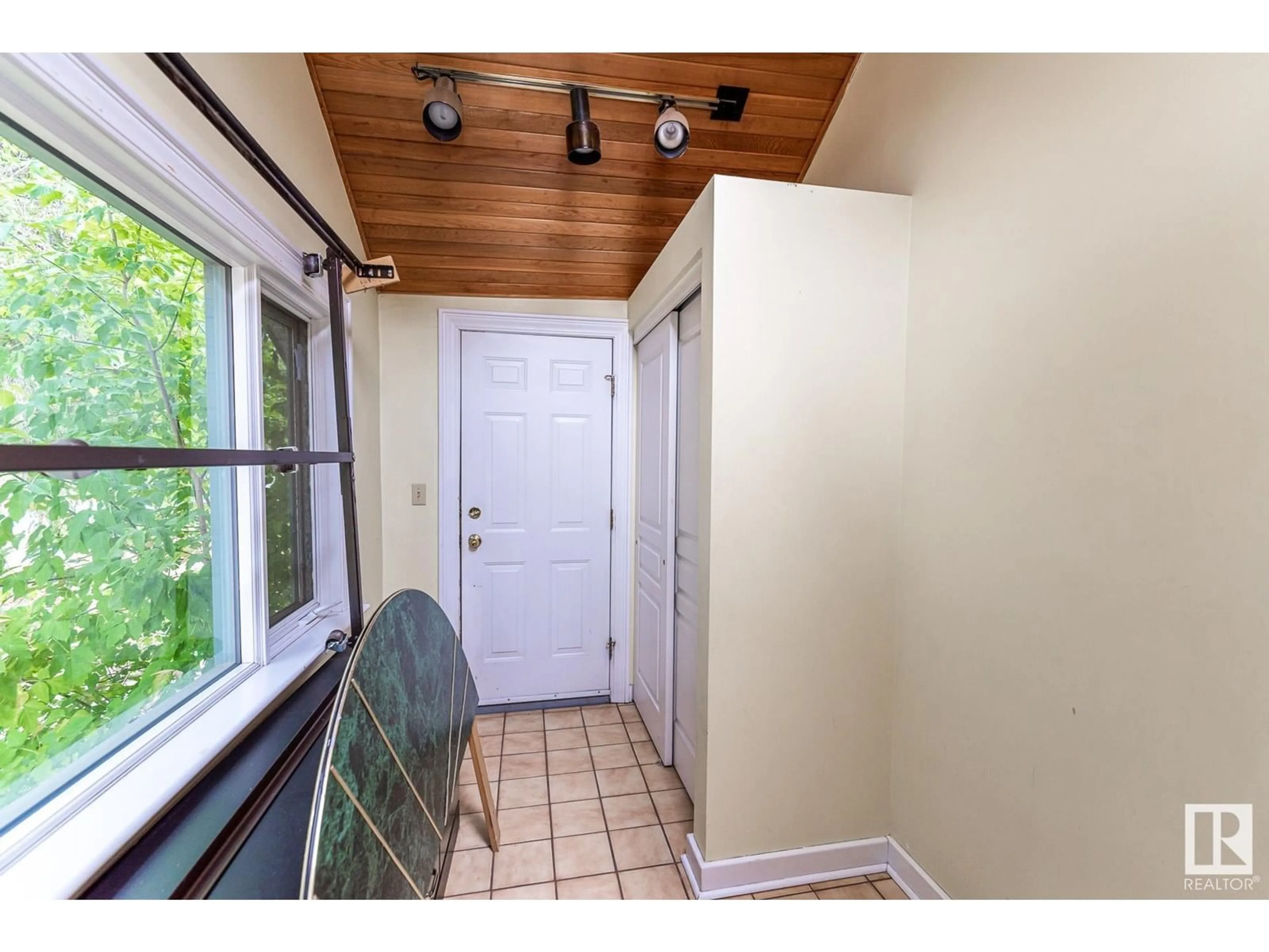 Indoor entryway for NW - 10942 88 AV, Edmonton Alberta T6G0Z1