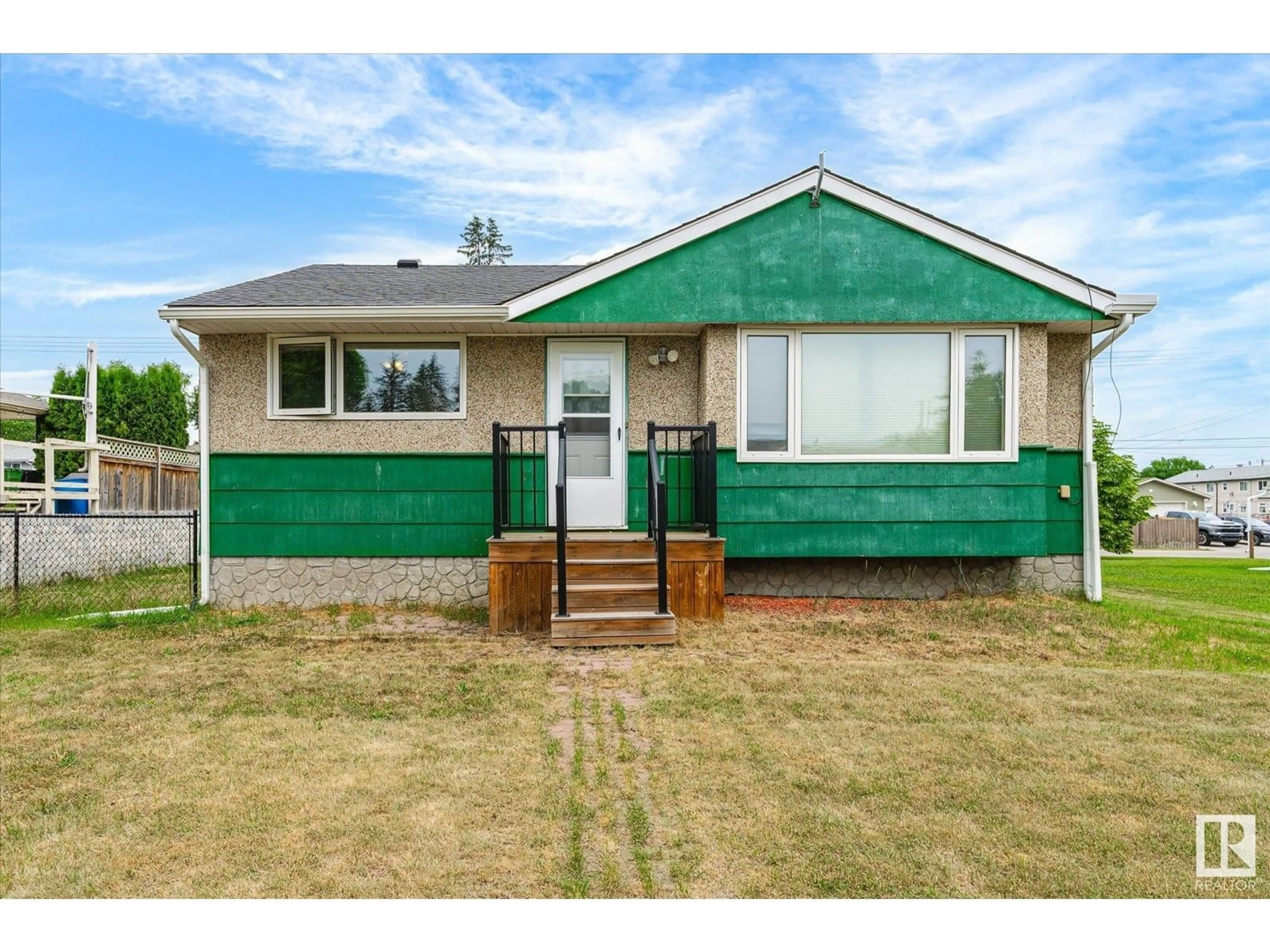 Home with vinyl exterior material, street for 20 ROCQUE DR, Fort Saskatchewan Alberta T8L2N3