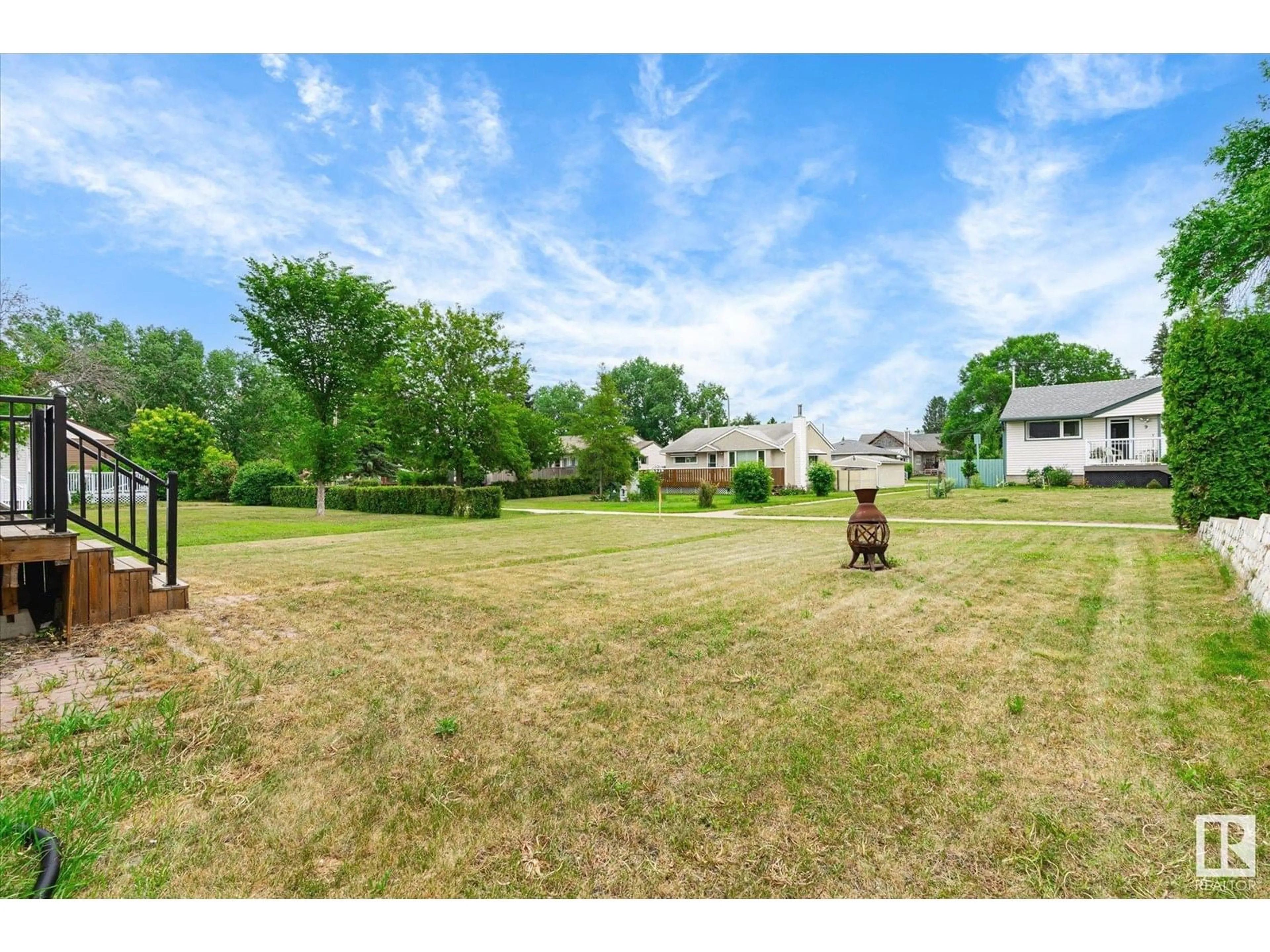A pic from outside/outdoor area/front of a property/back of a property/a pic from drone, unknown for 20 ROCQUE DR, Fort Saskatchewan Alberta T8L2N3