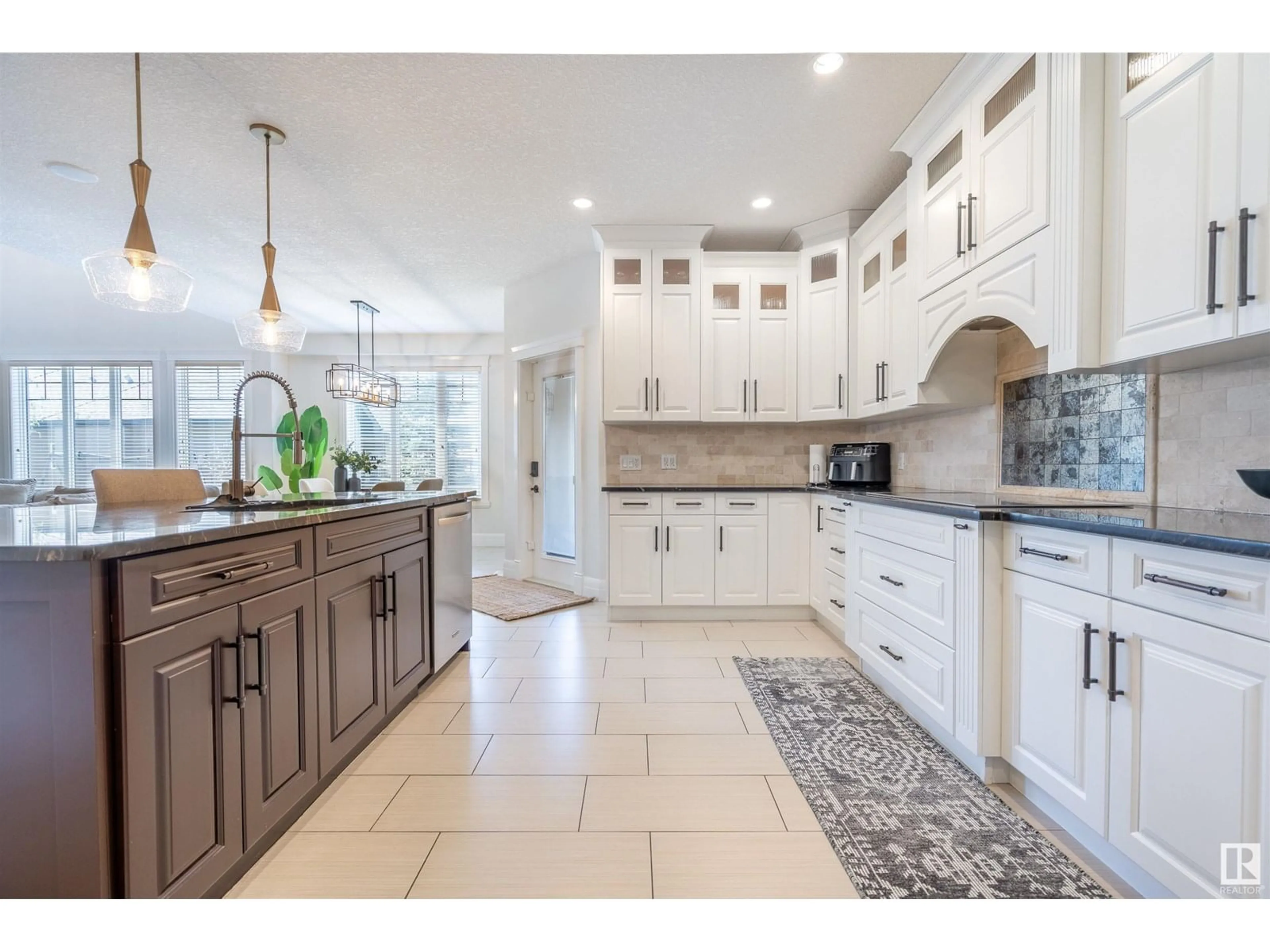 Open concept kitchen, ceramic/tile floor for 10550 - 20 ELLERSLIE RD SW, Edmonton Alberta T6W0Y2