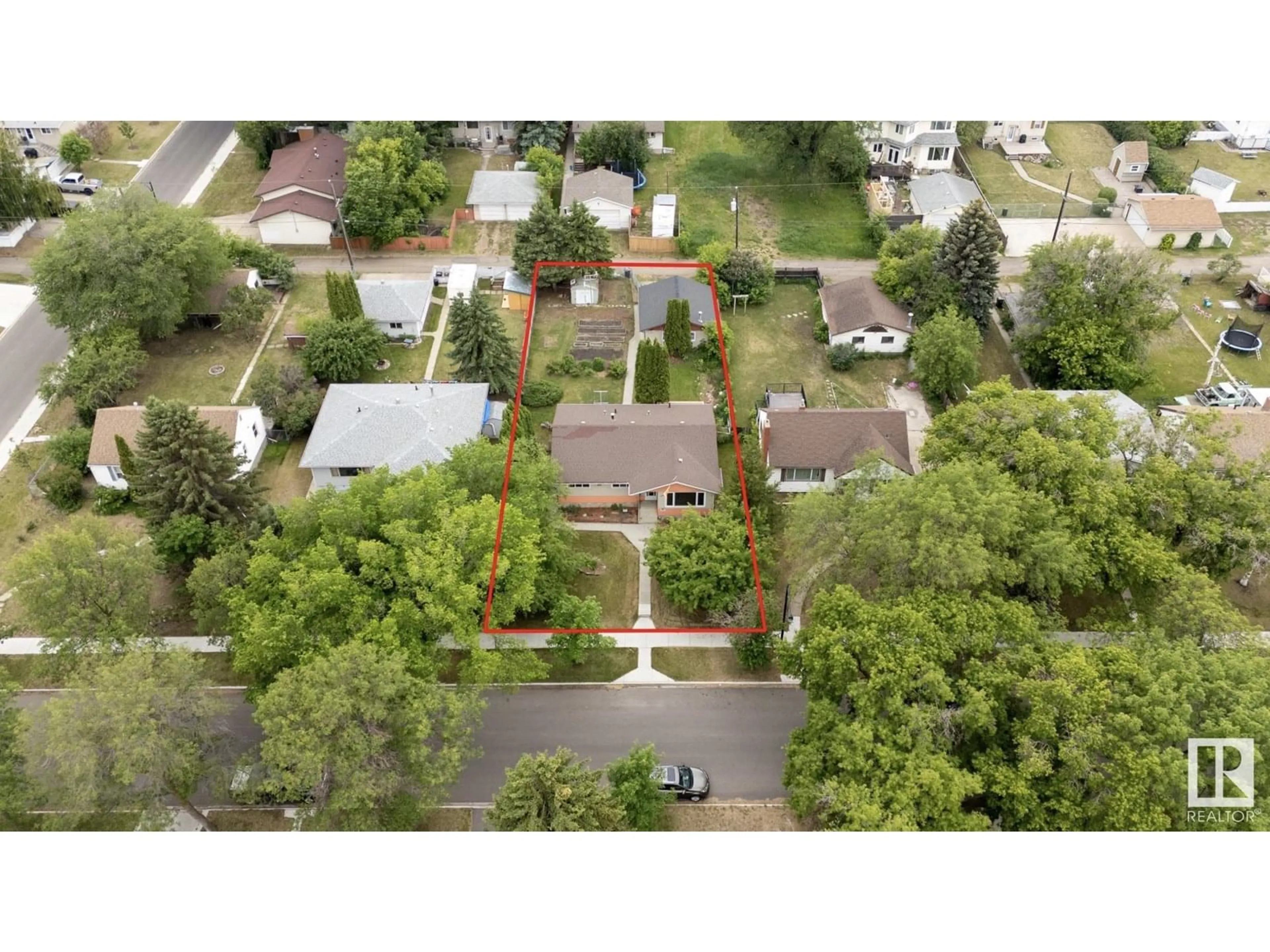A pic from outside/outdoor area/front of a property/back of a property/a pic from drone, street for 12416 77 STREET, Edmonton Alberta T5B2H5