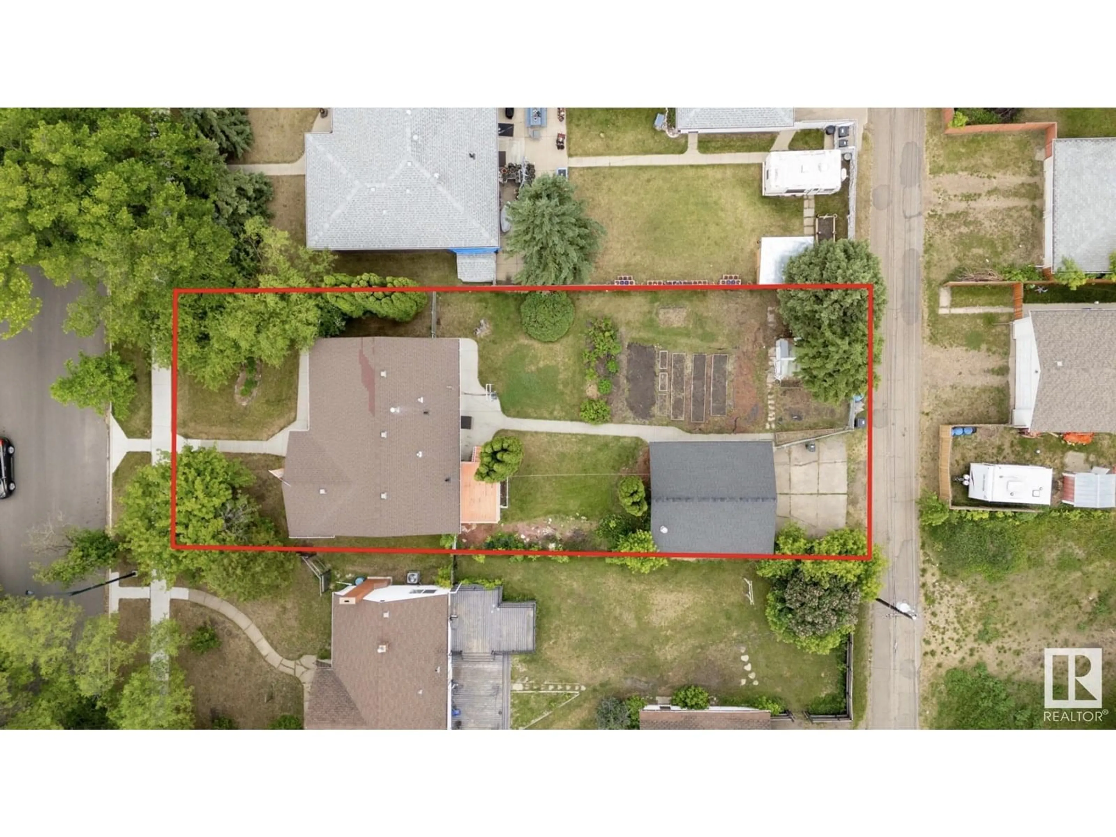 A pic from outside/outdoor area/front of a property/back of a property/a pic from drone, street for 12416 77 STREET, Edmonton Alberta T5B2H5