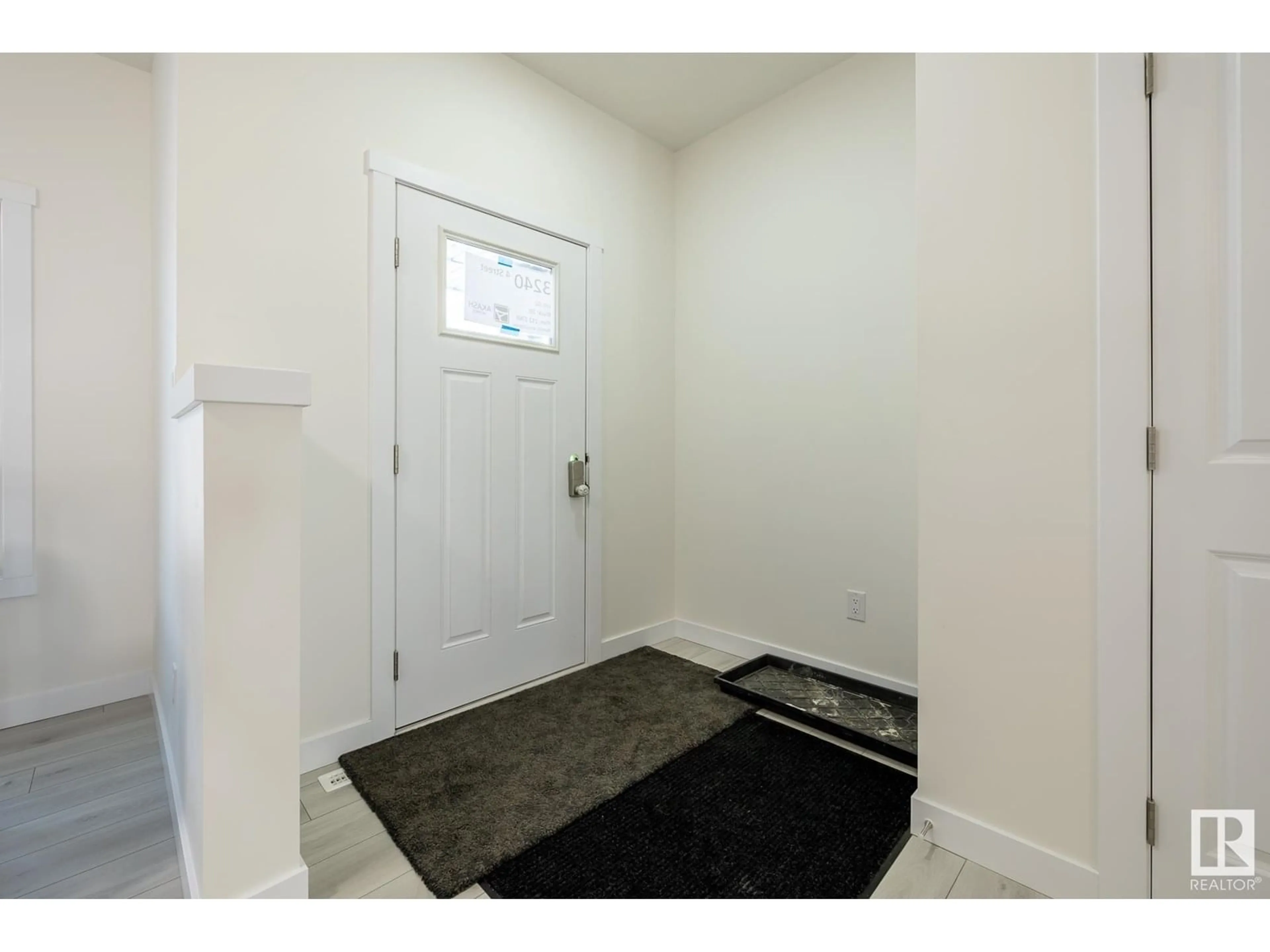 Indoor entryway for 150 ELLIOTT WD, Fort Saskatchewan Alberta T8L1V1