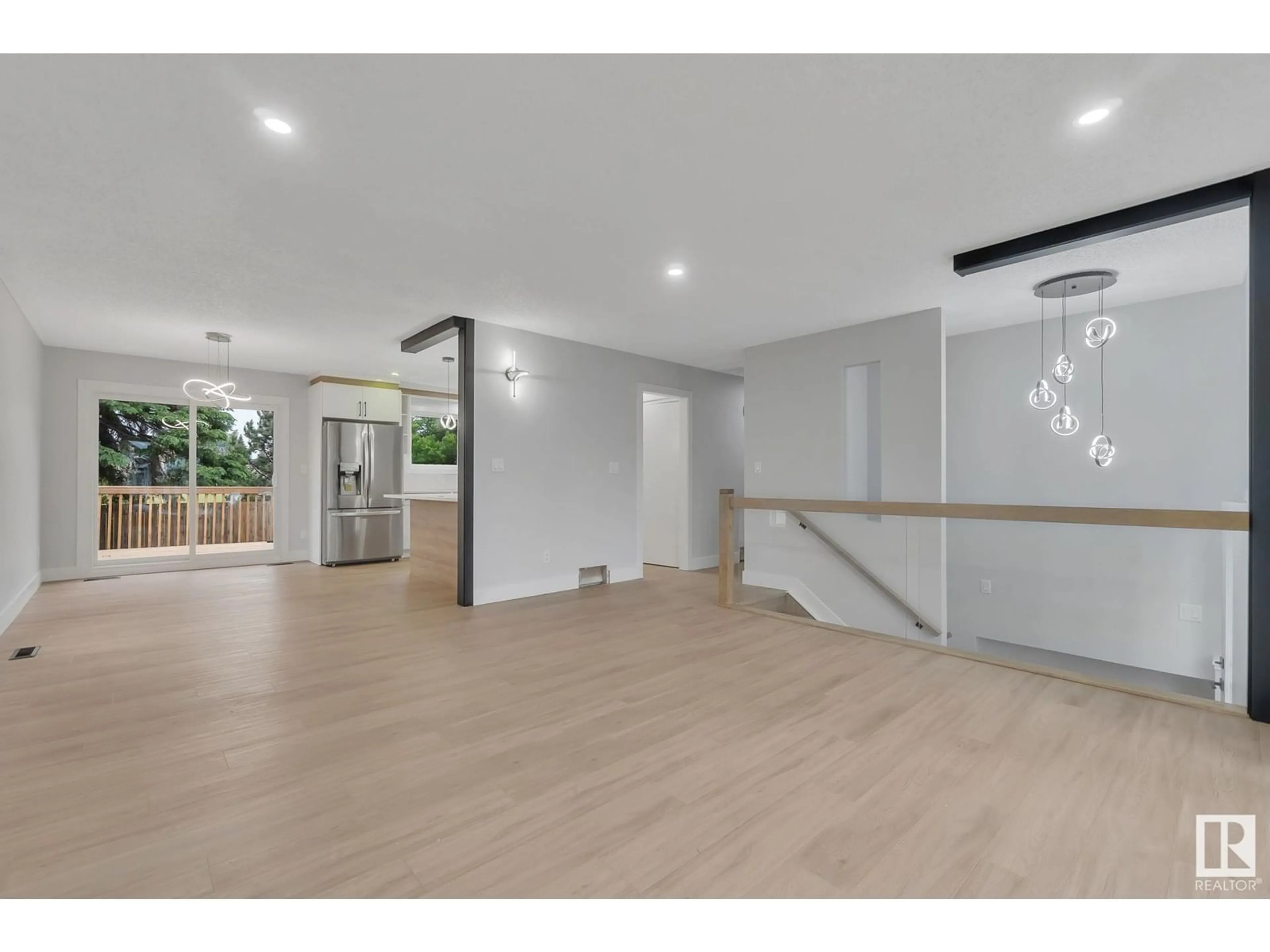 Indoor foyer for NW - 1847 40 ST, Edmonton Alberta T6L3H3