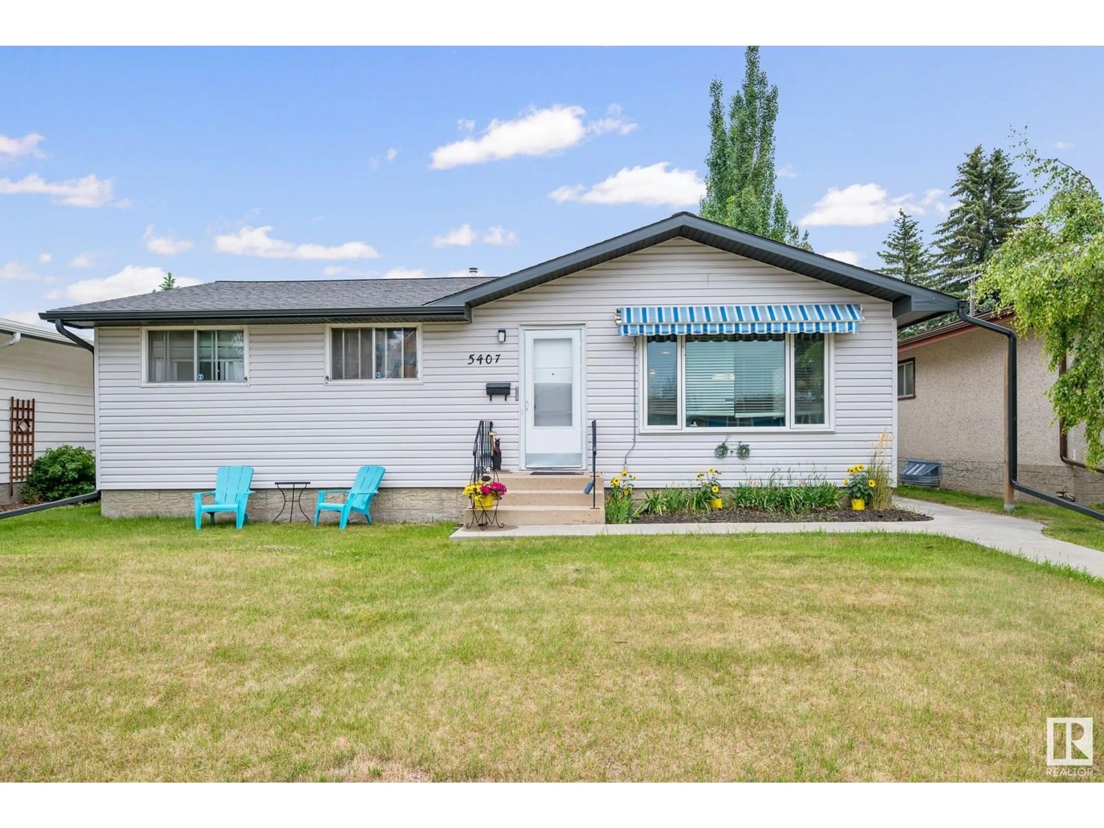 Home with vinyl exterior material, street for NW - 5407 114B ST, Edmonton Alberta T6H3N6