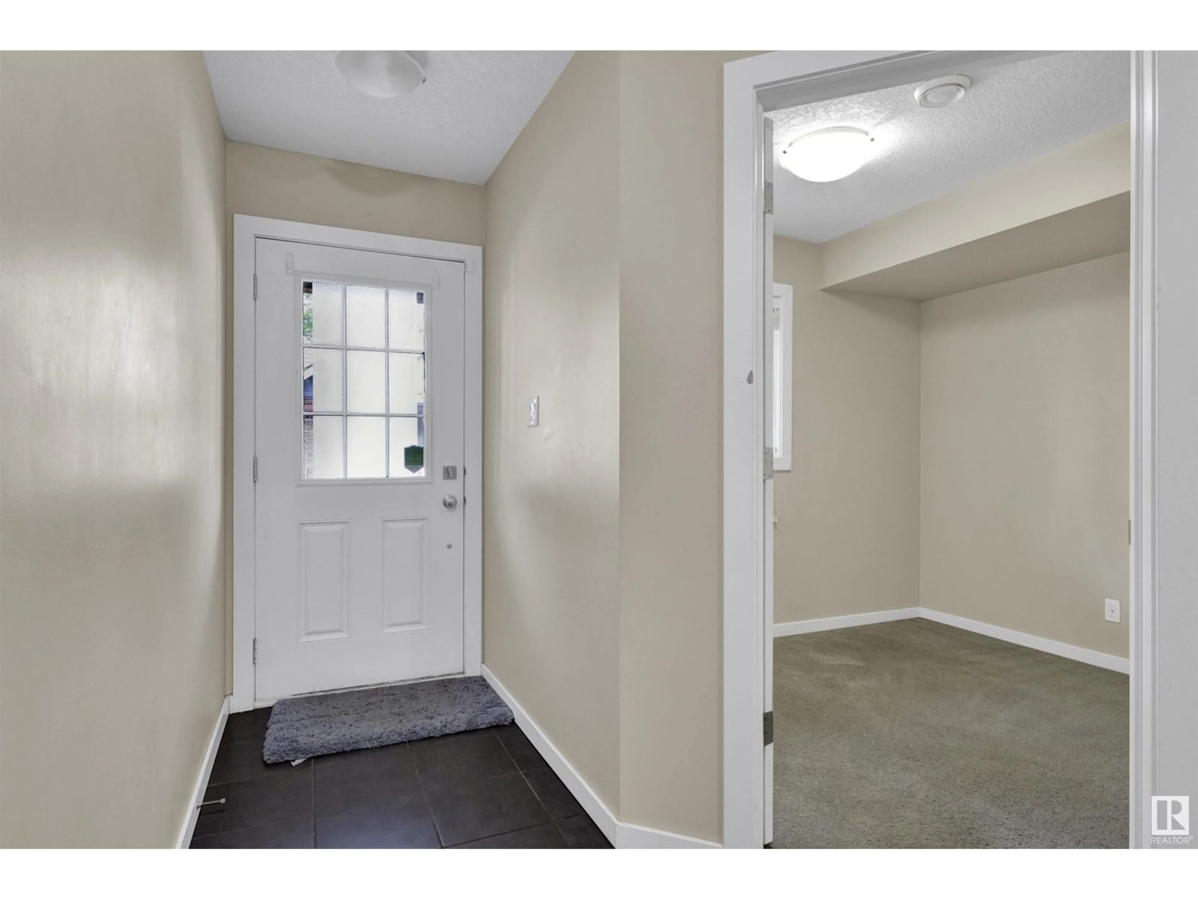 Indoor entryway for 50 9515 160 AV NW, Edmonton Alberta T5Z0M4