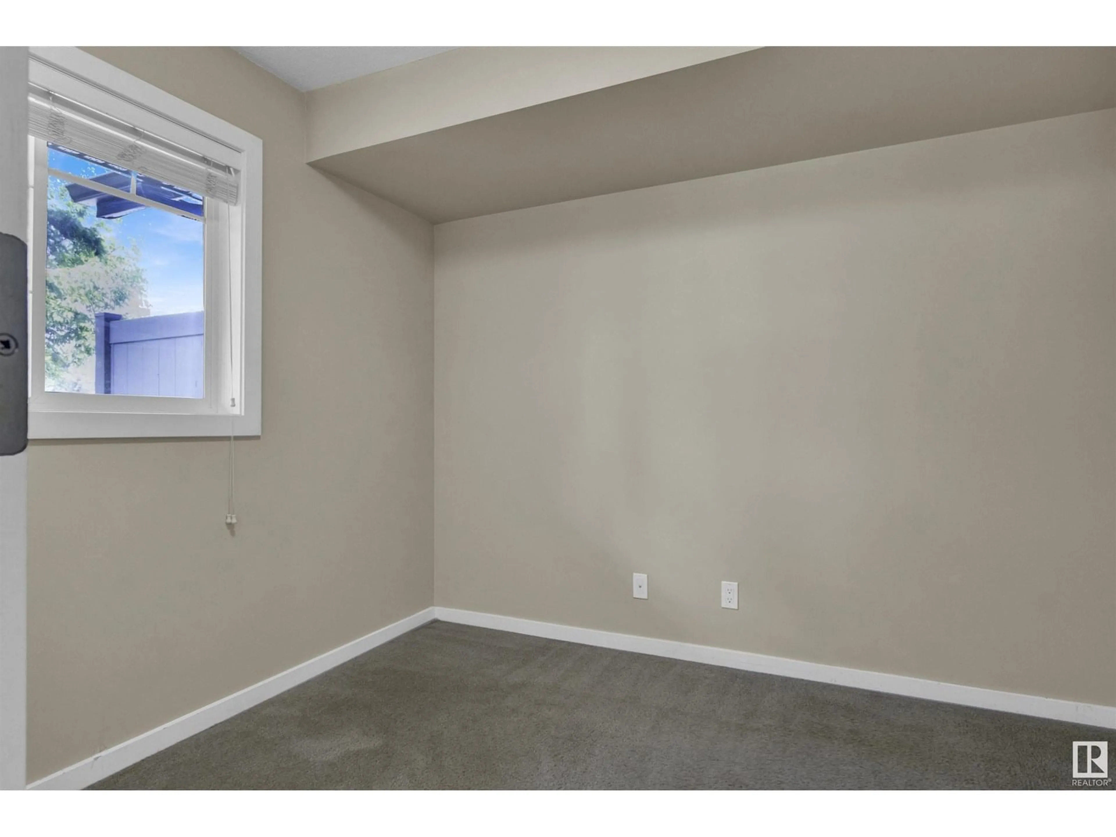 A pic of a room for 50 9515 160 AV NW, Edmonton Alberta T5Z0M4