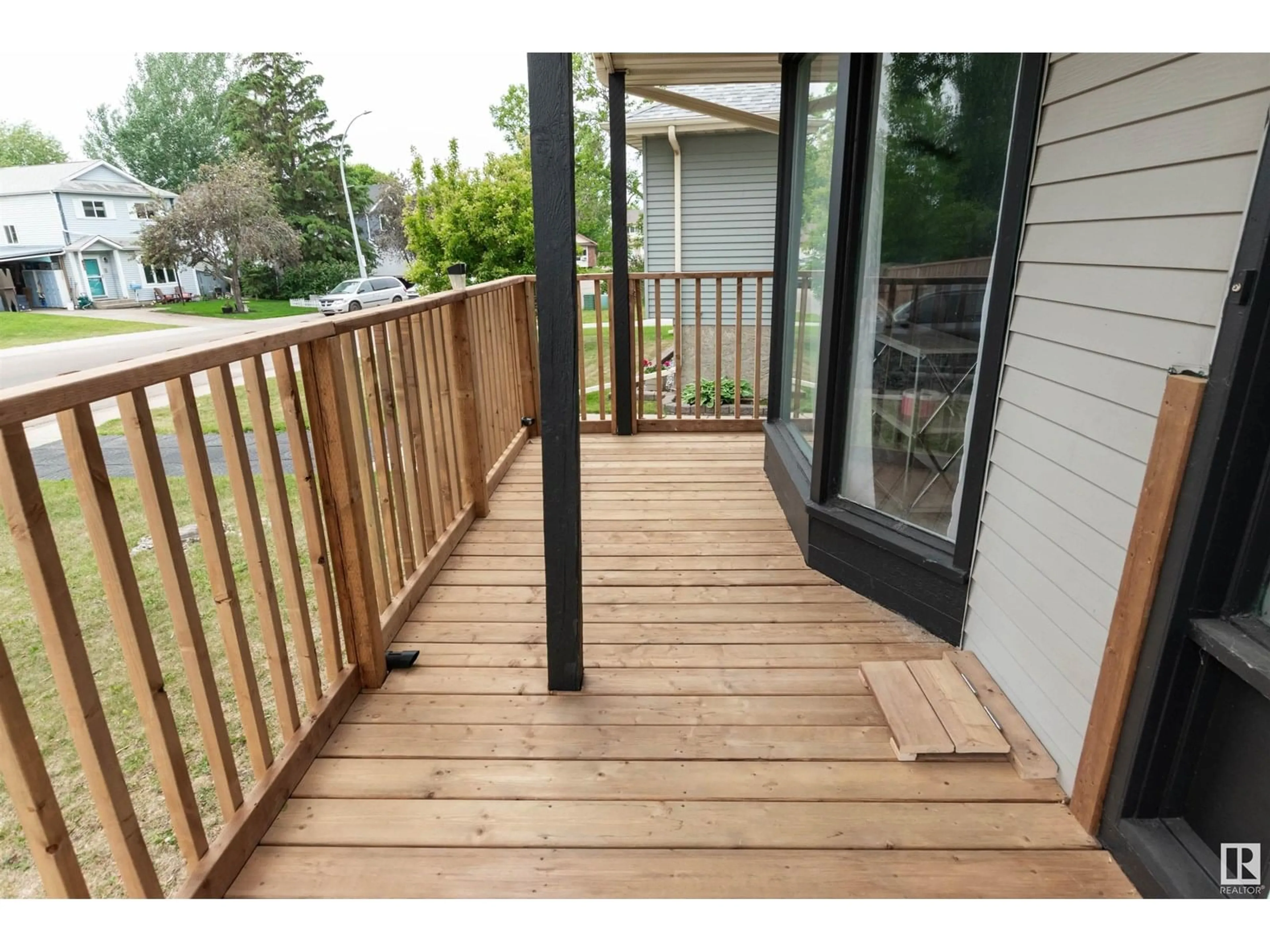 Patio, street for 380 VILLAGE DR, Sherwood Park Alberta T8A4N3