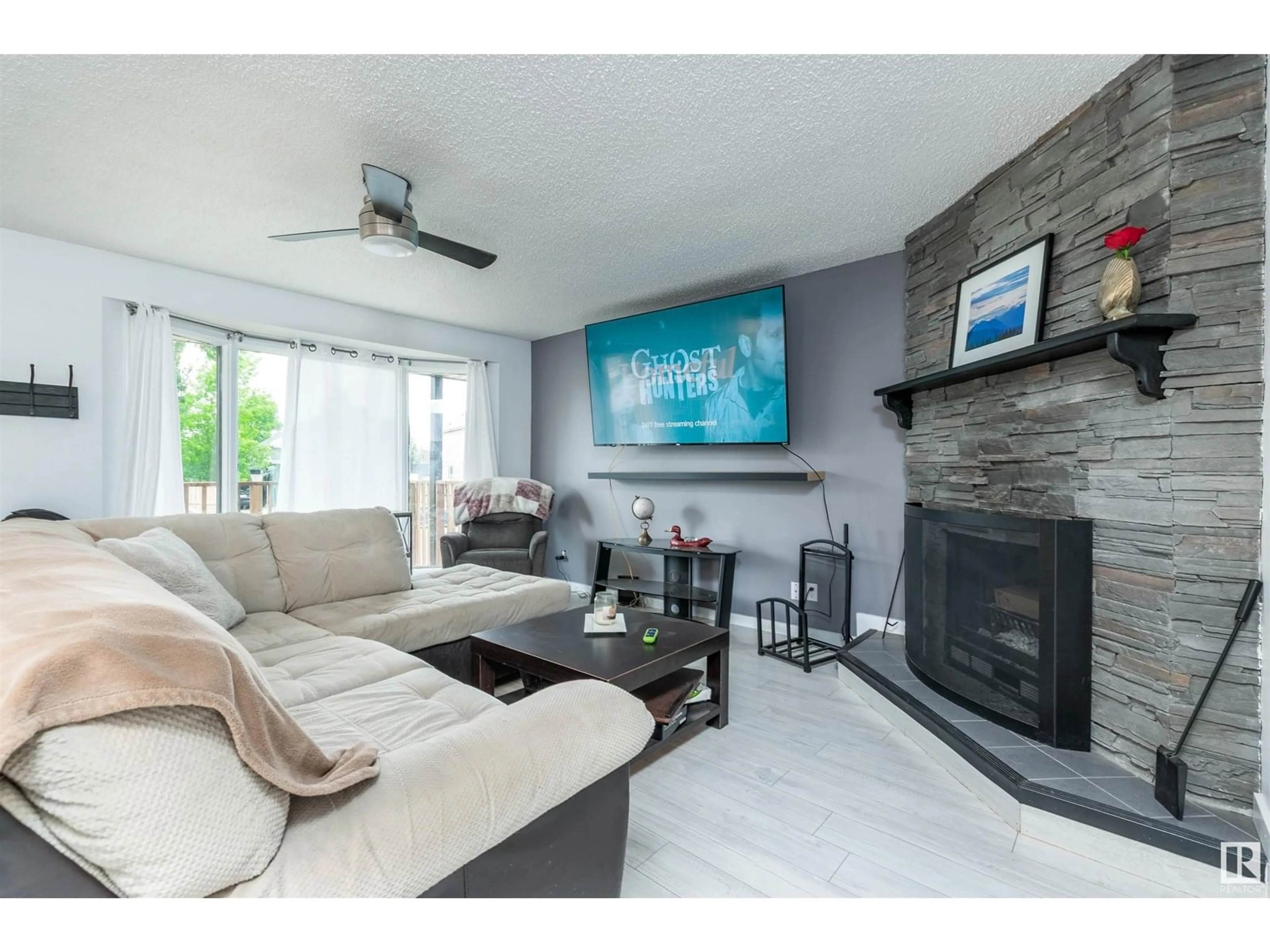 Living room with furniture, unknown for 380 VILLAGE DR, Sherwood Park Alberta T8A4N3