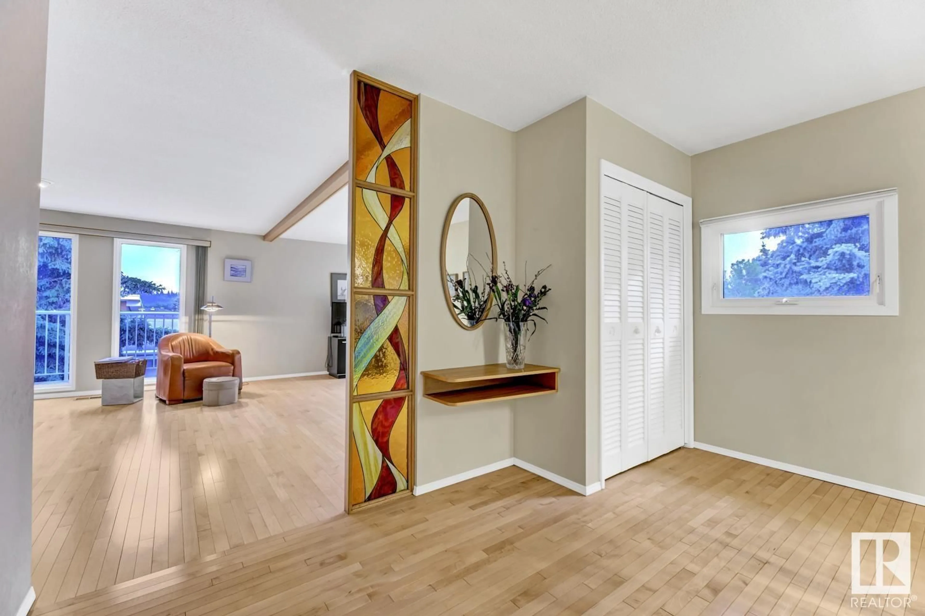 Indoor entryway for 13512 BUENA VISTA RD, Edmonton Alberta T5R5R2