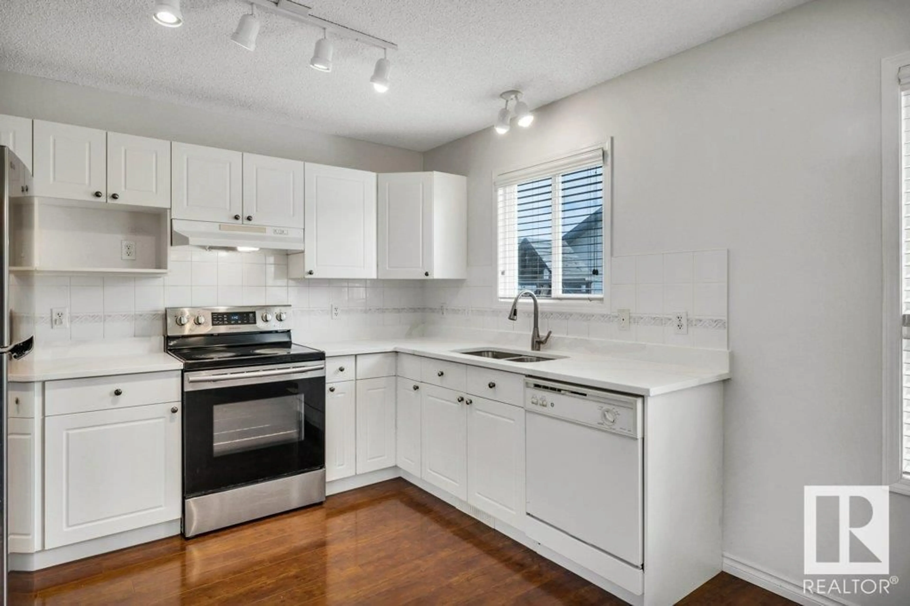Standard kitchen, unknown for NW - 5835 204 ST, Edmonton Alberta T6M2Z2