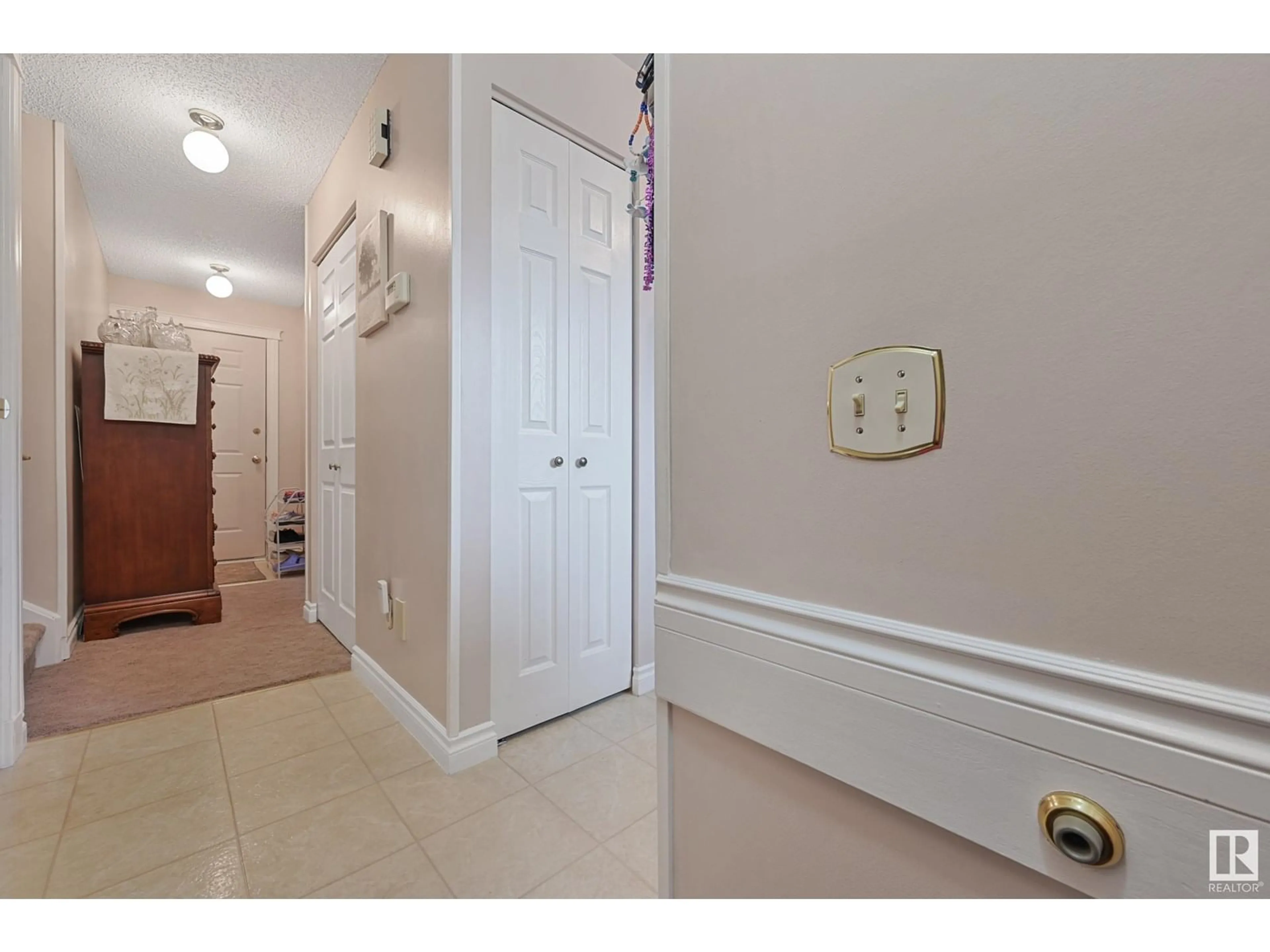 Indoor entryway for NW - 9527 178A AV, Edmonton Alberta T5Z2G8