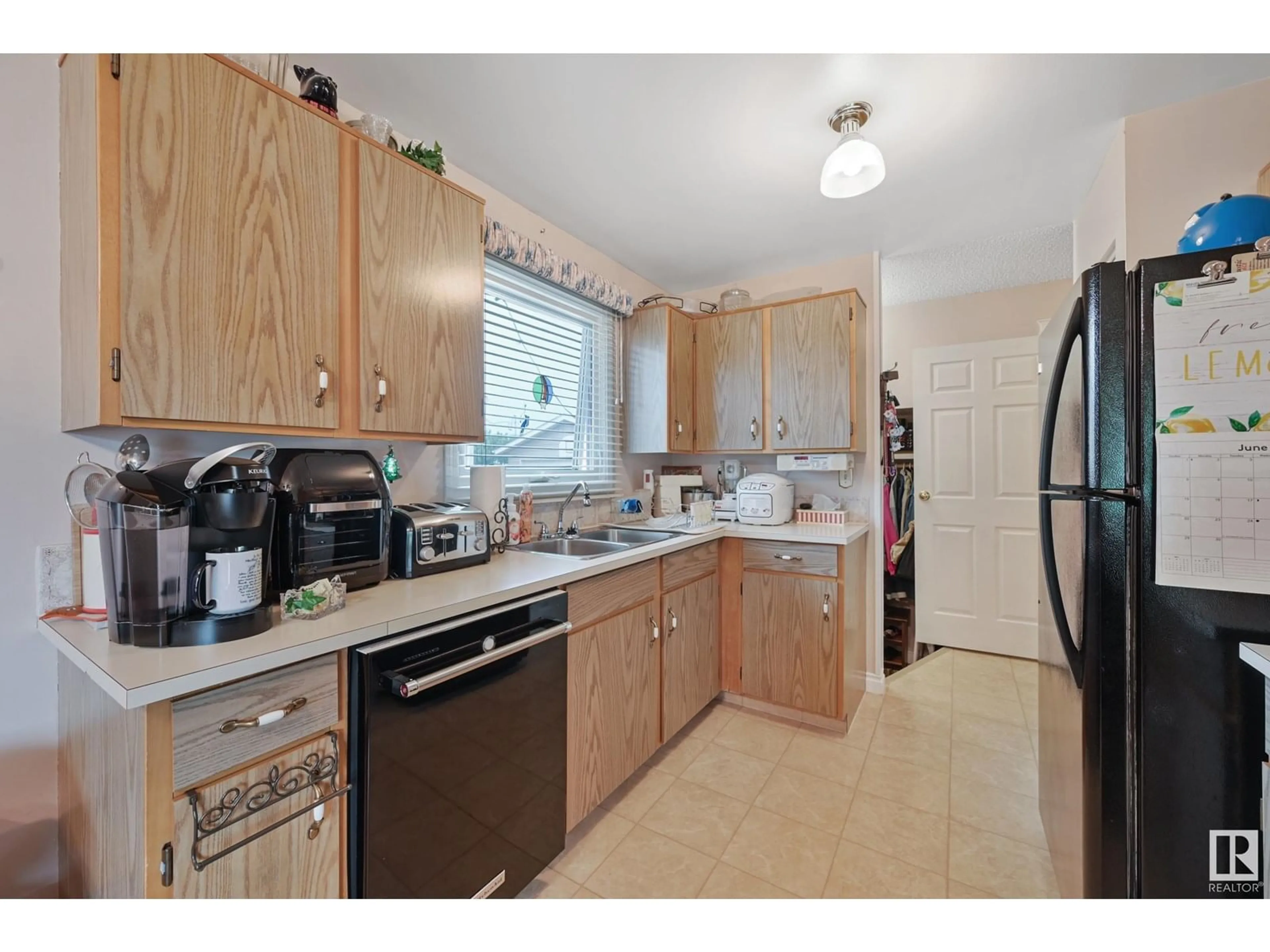Standard kitchen, unknown for NW - 9527 178A AV, Edmonton Alberta T5Z2G8
