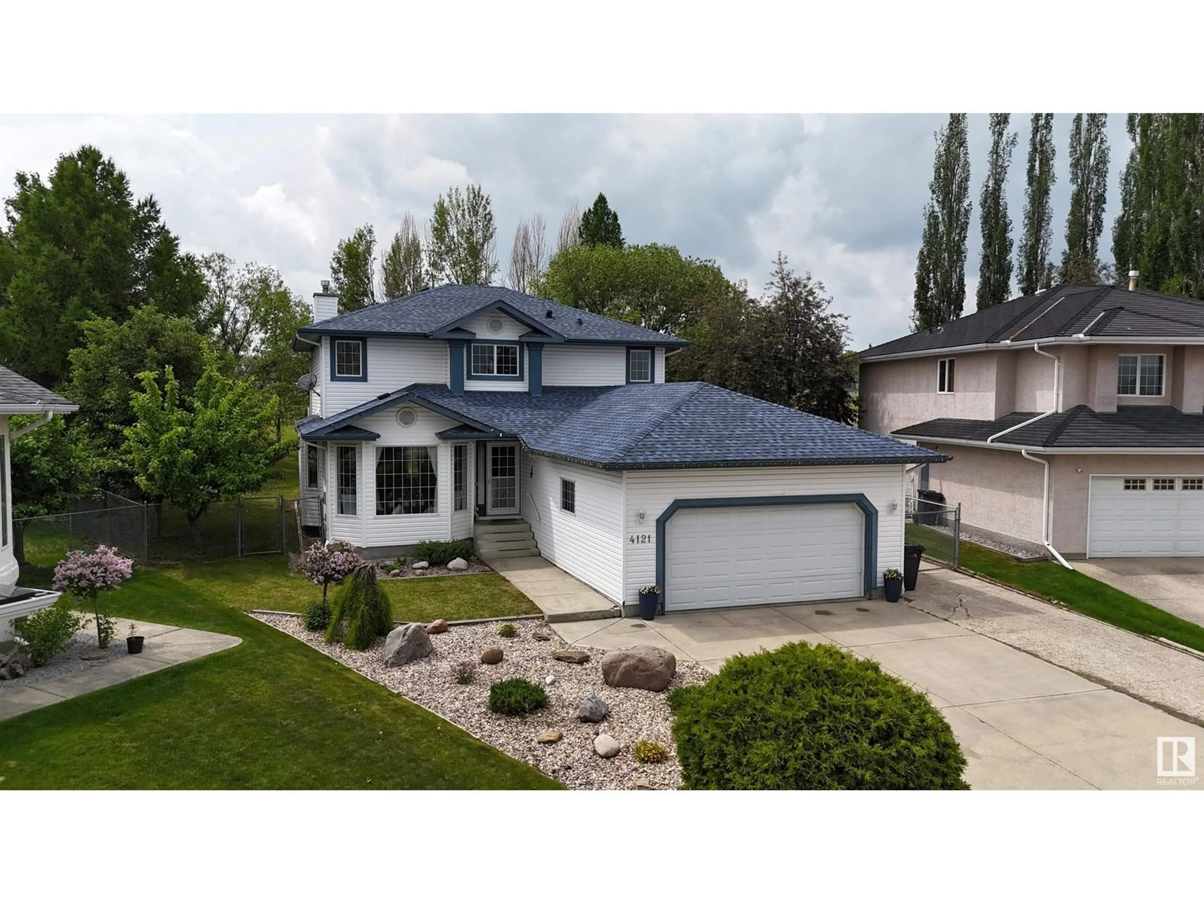 Home with vinyl exterior material, street for 4121 46 AV, Drayton Valley Alberta T7A1E8