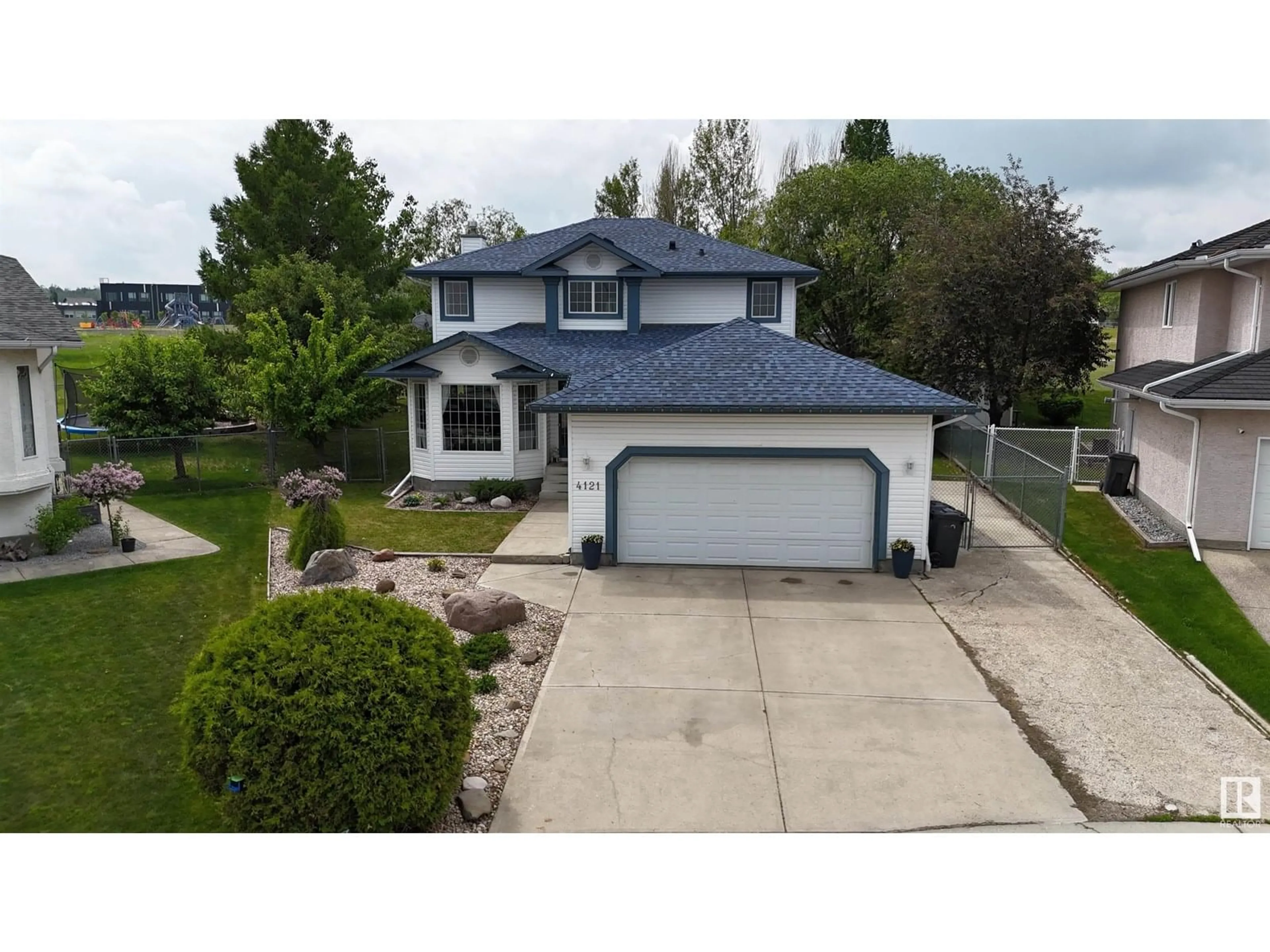 Home with vinyl exterior material, street for 4121 46 AV, Drayton Valley Alberta T7A1E8
