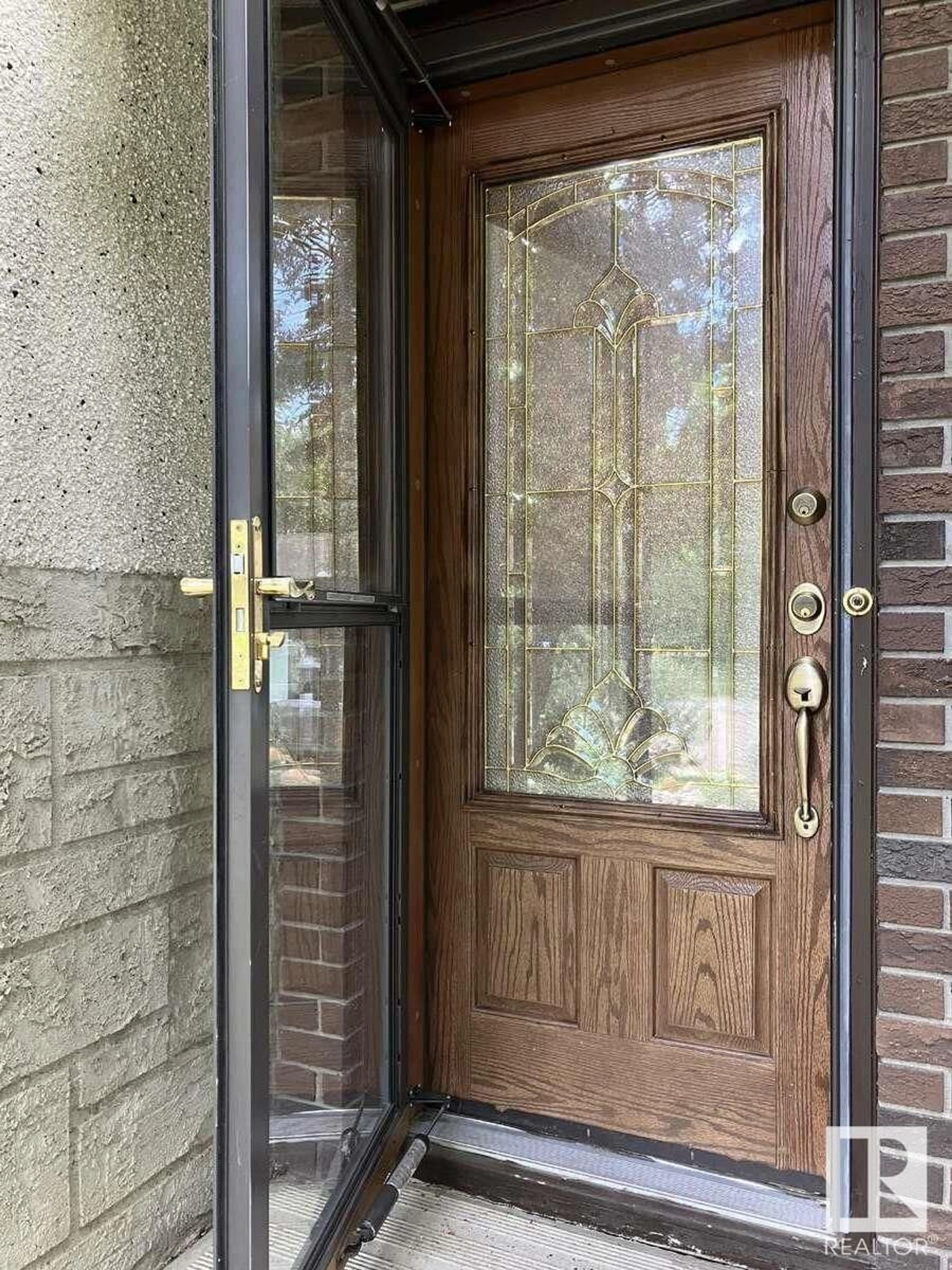 Indoor entryway for 15212 86 AV, Edmonton Alberta T5R4C3