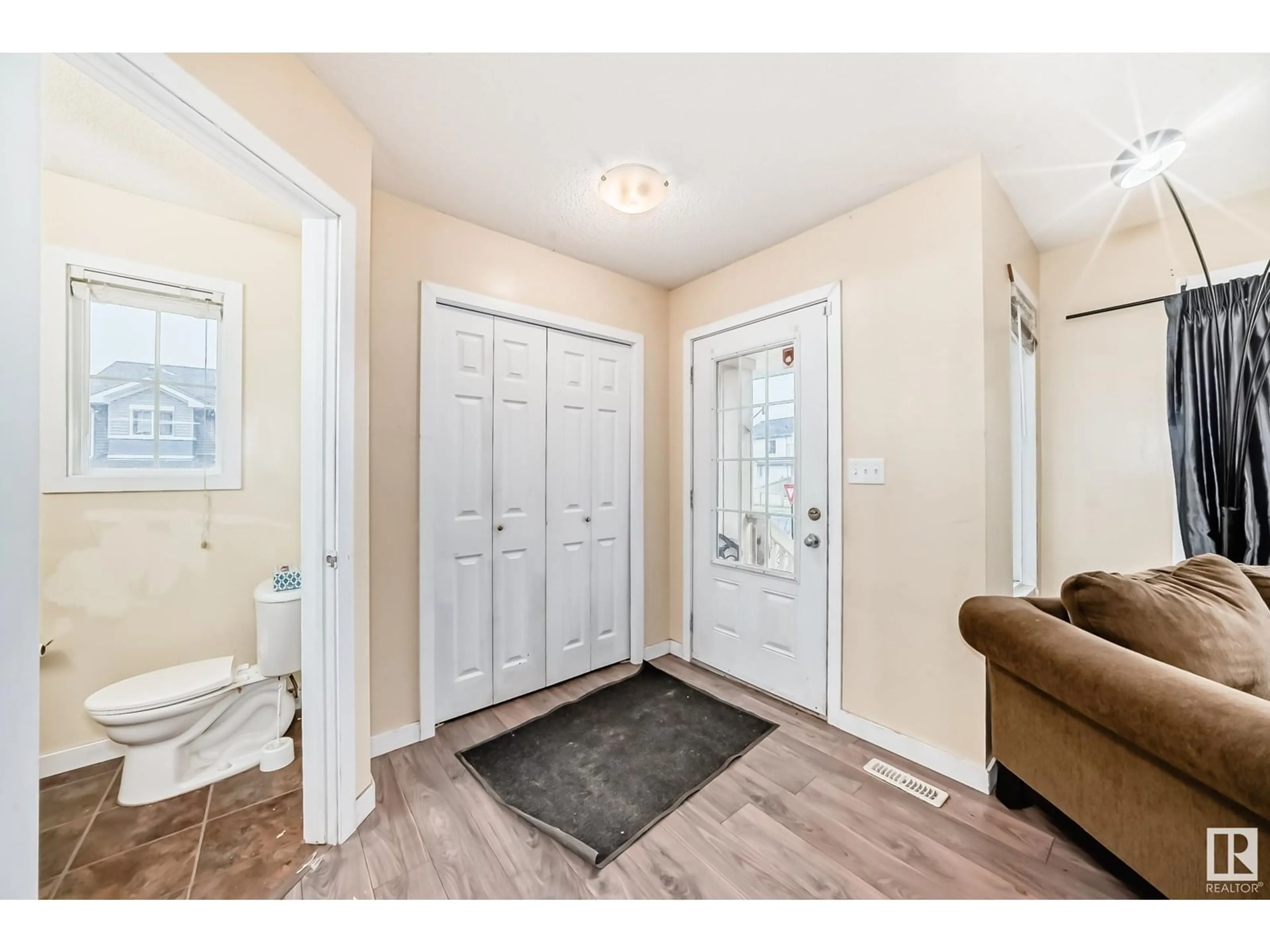 Indoor entryway for 591 WATT BV, Edmonton Alberta T6X0N4