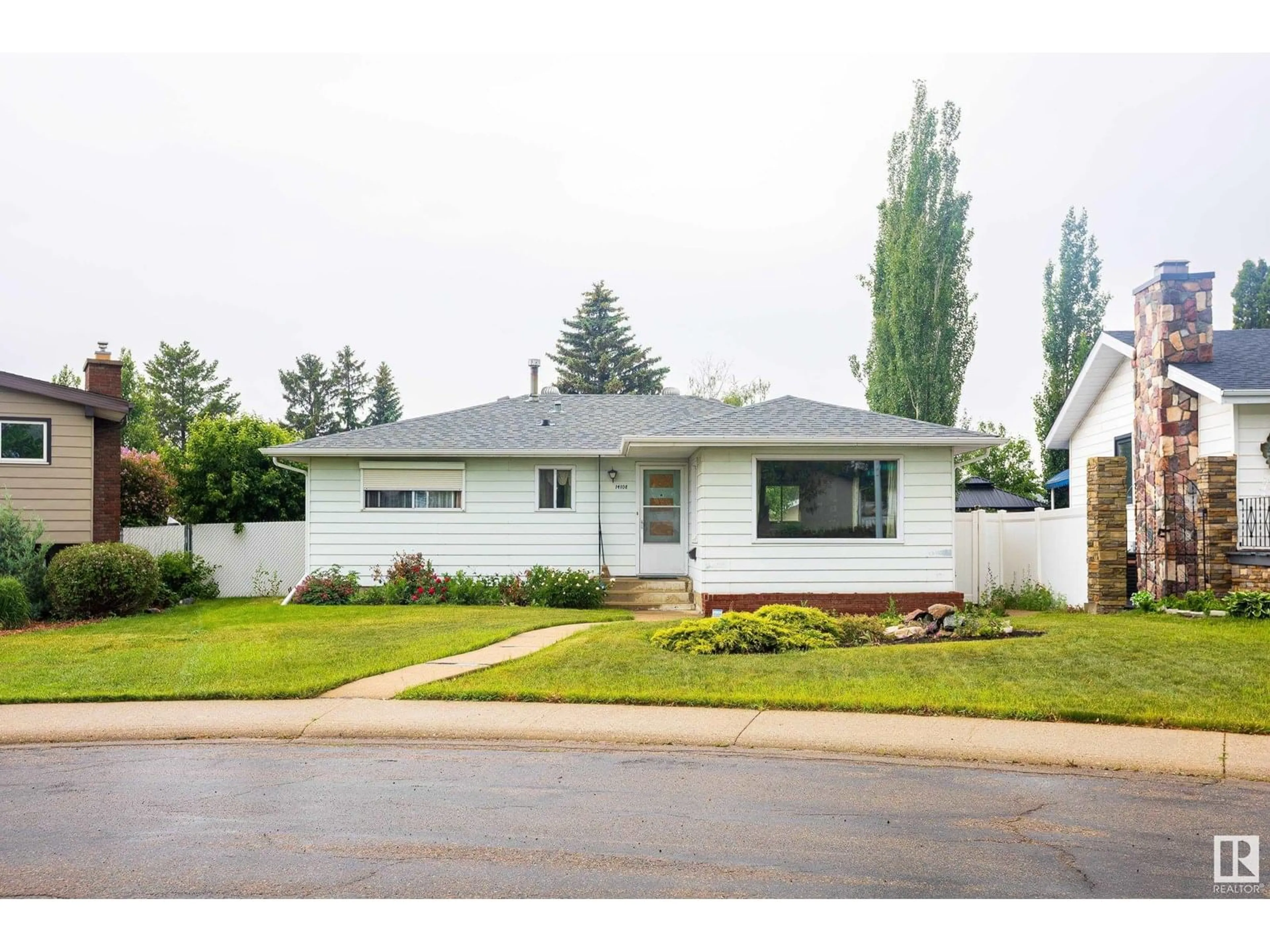 Home with vinyl exterior material, street for 14108 73 ST, Edmonton Alberta T5C0V5