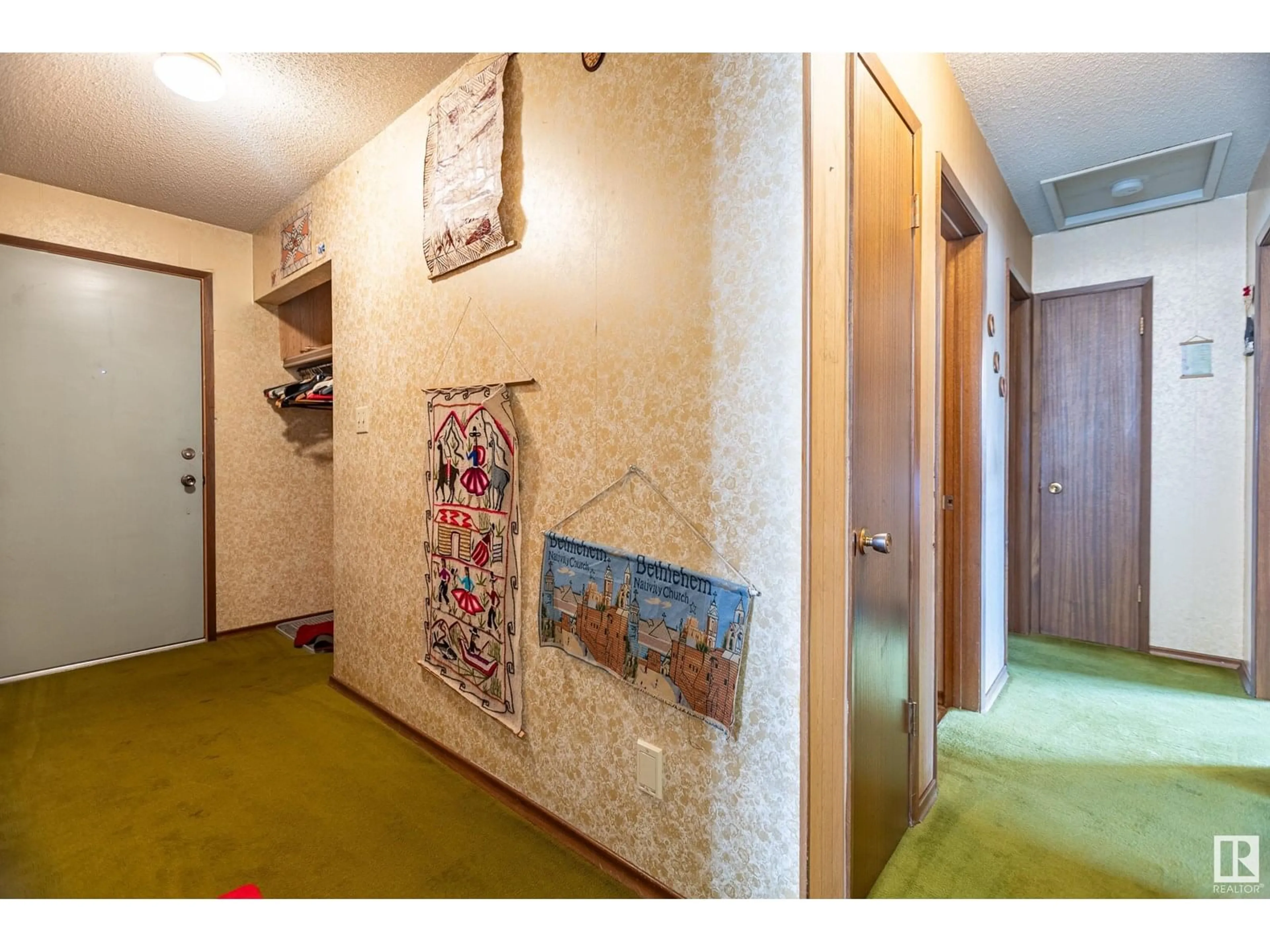 Indoor foyer for 14108 73 ST, Edmonton Alberta T5C0V5