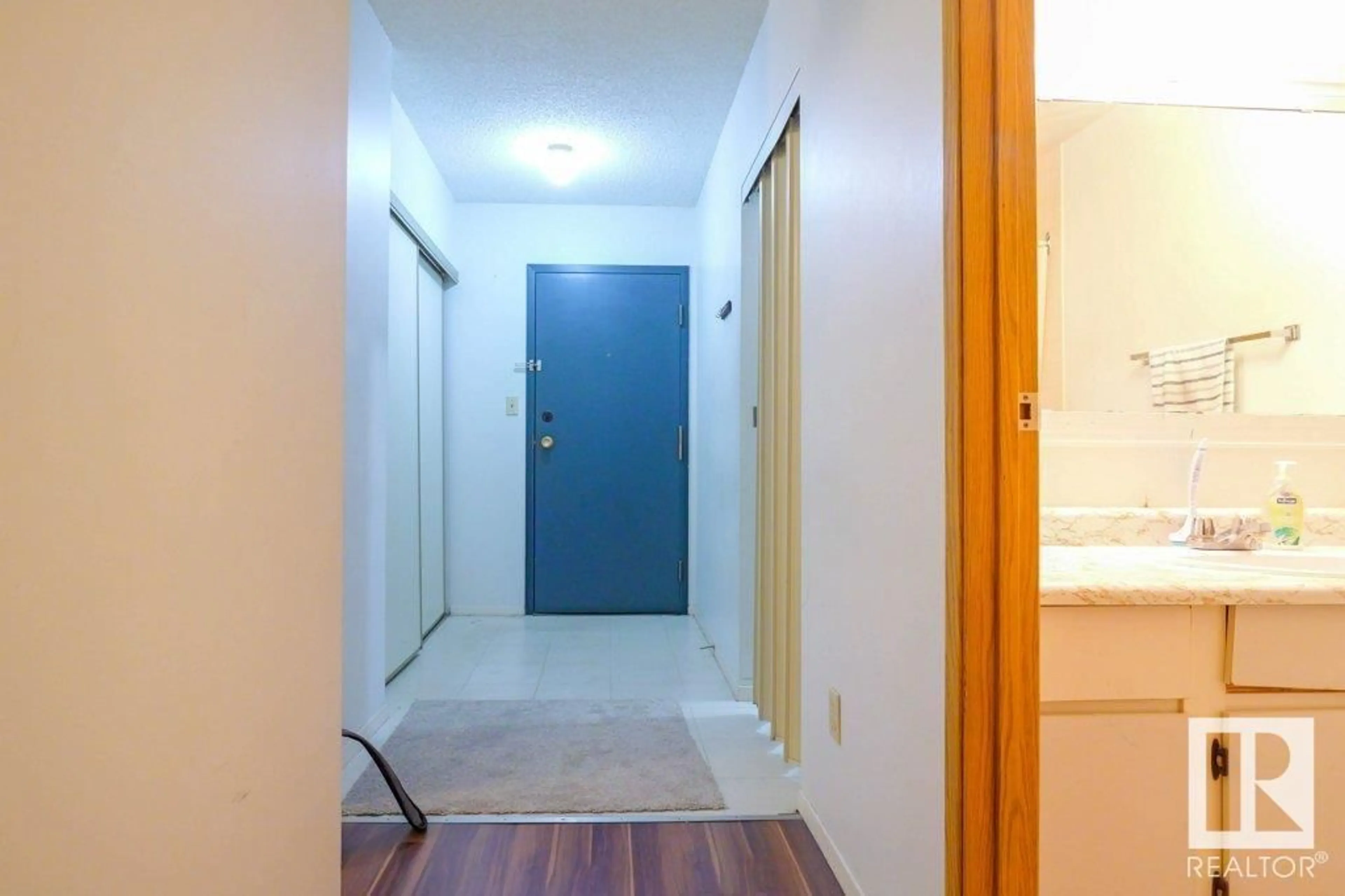 Indoor foyer for 401 - 1624 48 ST NW, Edmonton Alberta T6L5P1