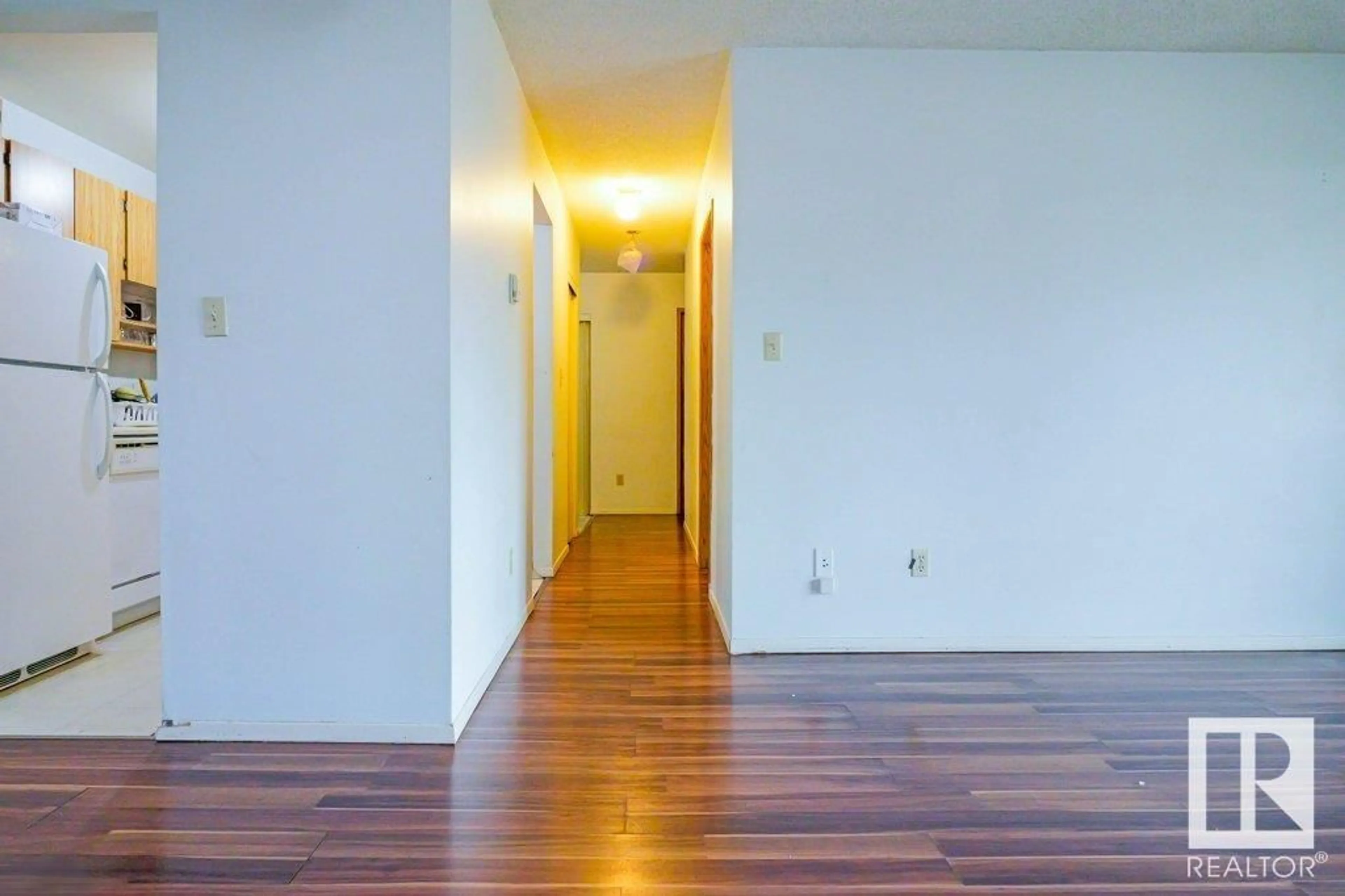 Indoor foyer for 401 - 1624 48 ST NW, Edmonton Alberta T6L5P1