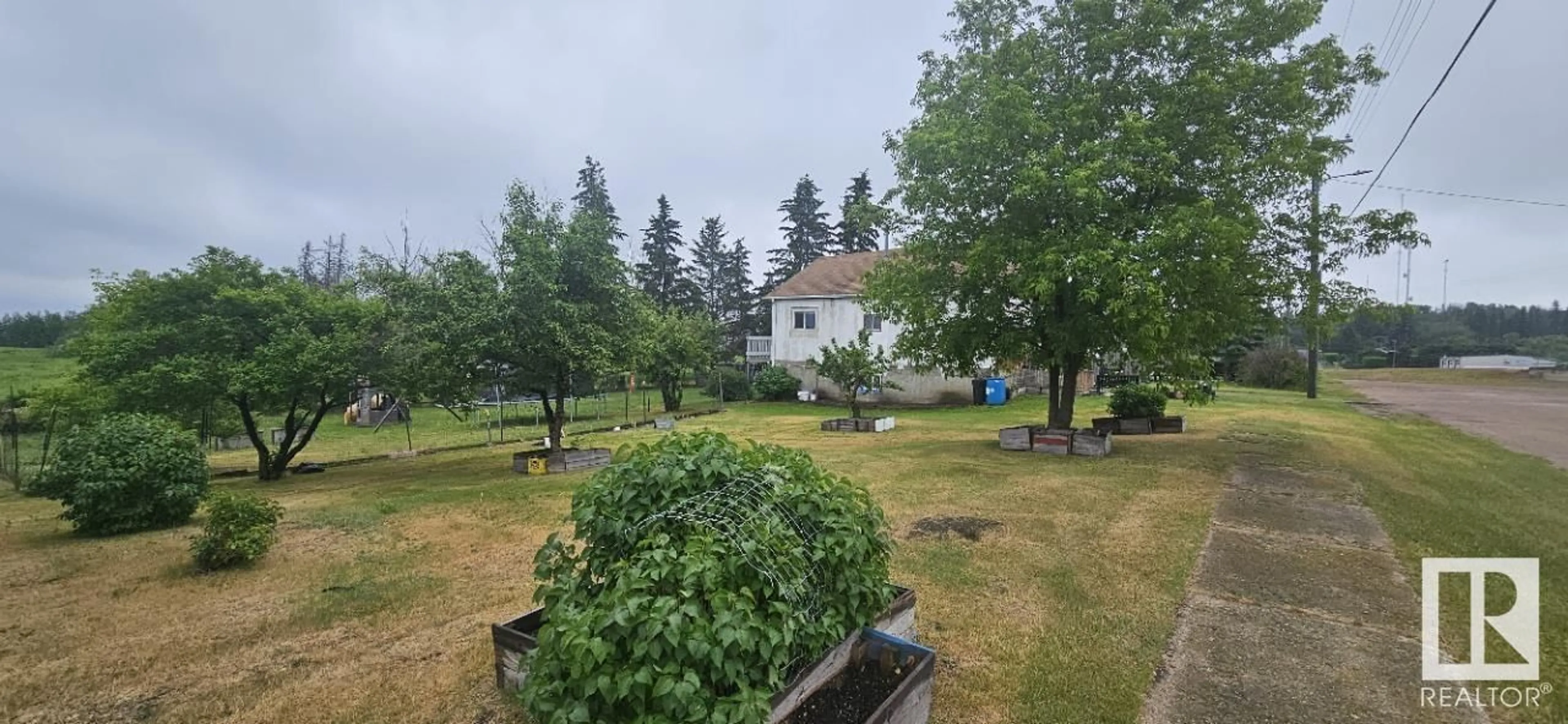 A pic from outside/outdoor area/front of a property/back of a property/a pic from drone, unknown for 5029 50 ST, Innisfree Alberta T0B2G0