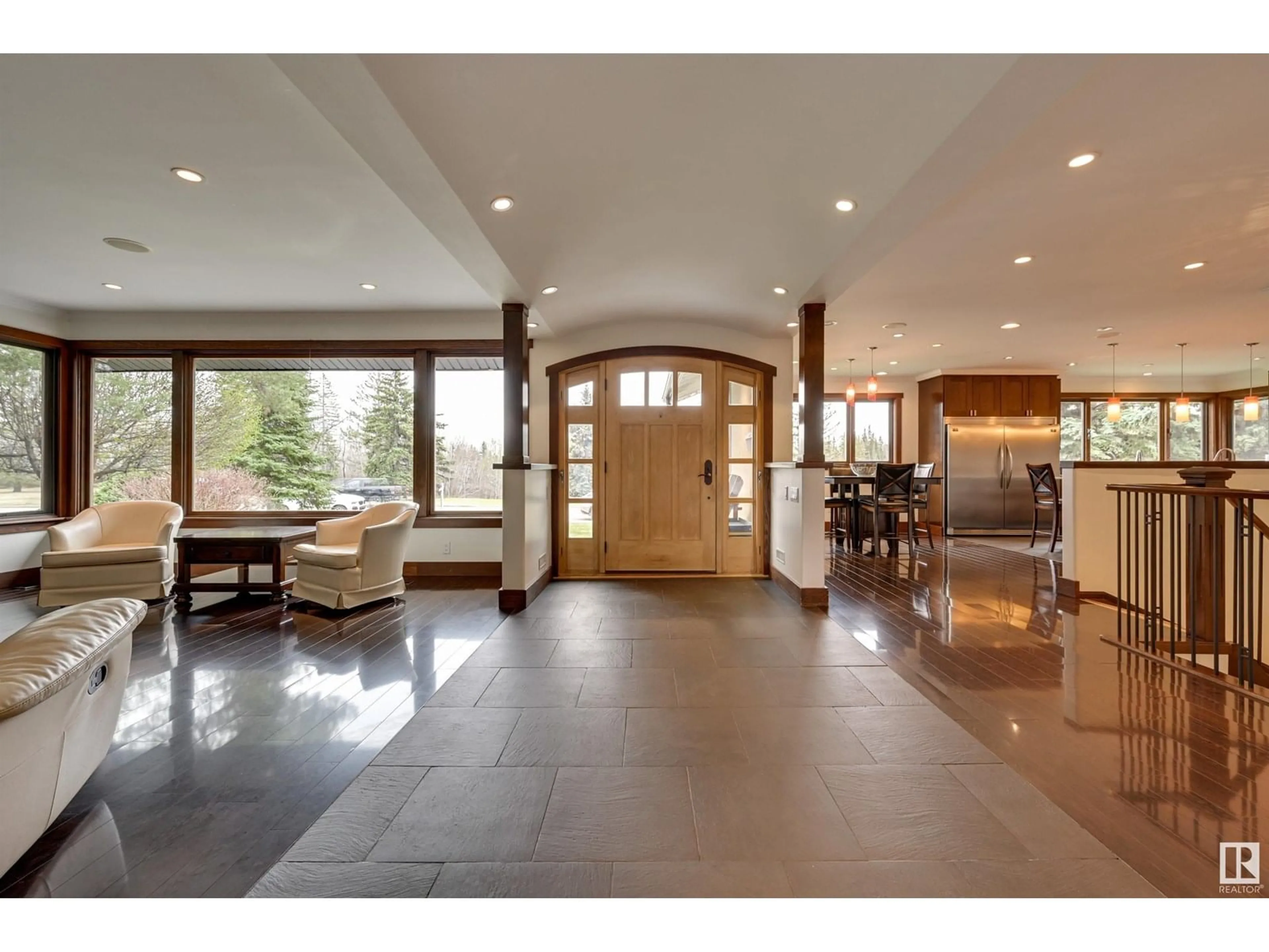 Indoor foyer for 13850 RAVINE DR, Edmonton Alberta T5N3M1
