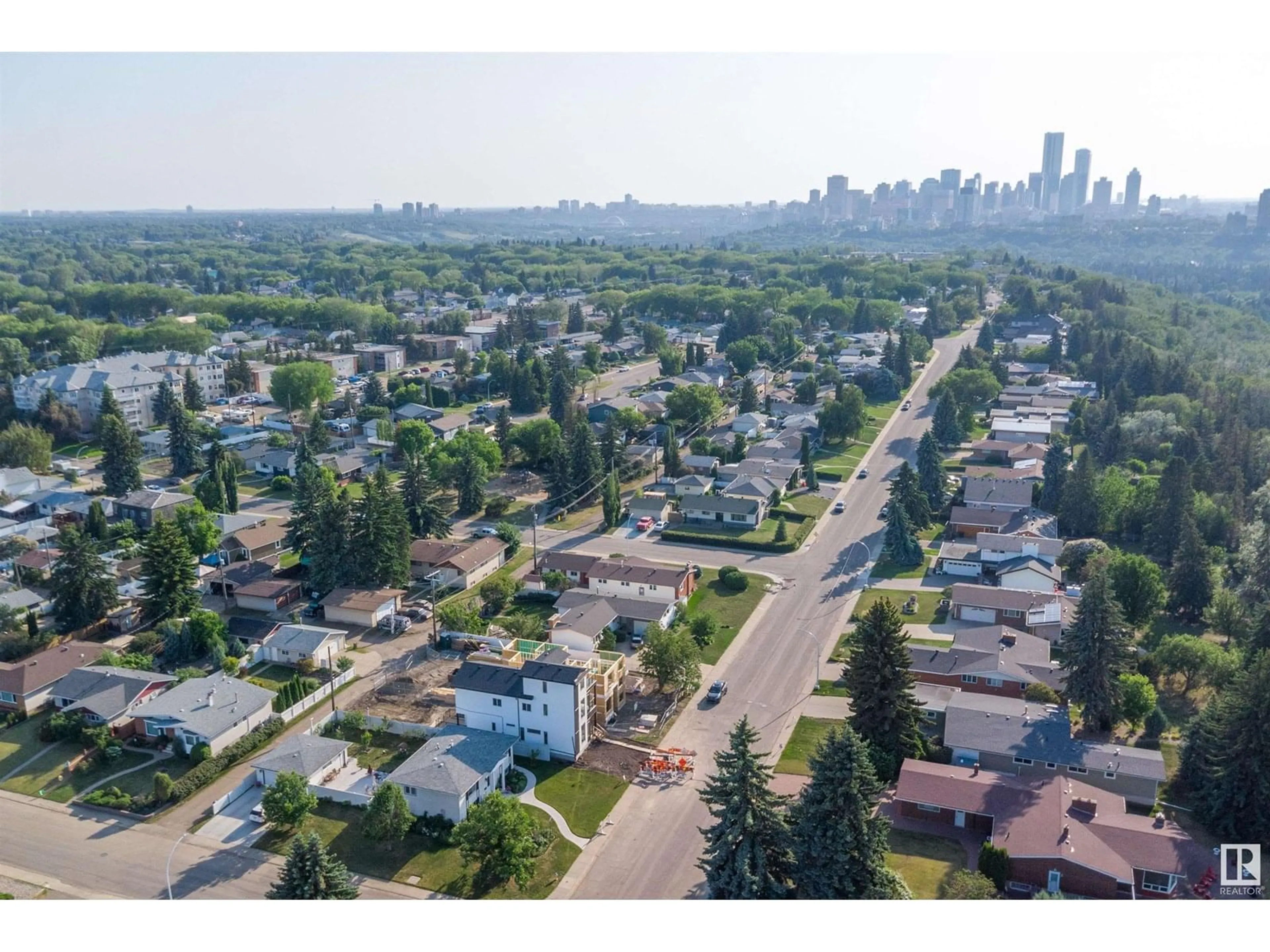 A pic from outside/outdoor area/front of a property/back of a property/a pic from drone, street for 7509 ROWLAND RD, Edmonton Alberta T6A3W4