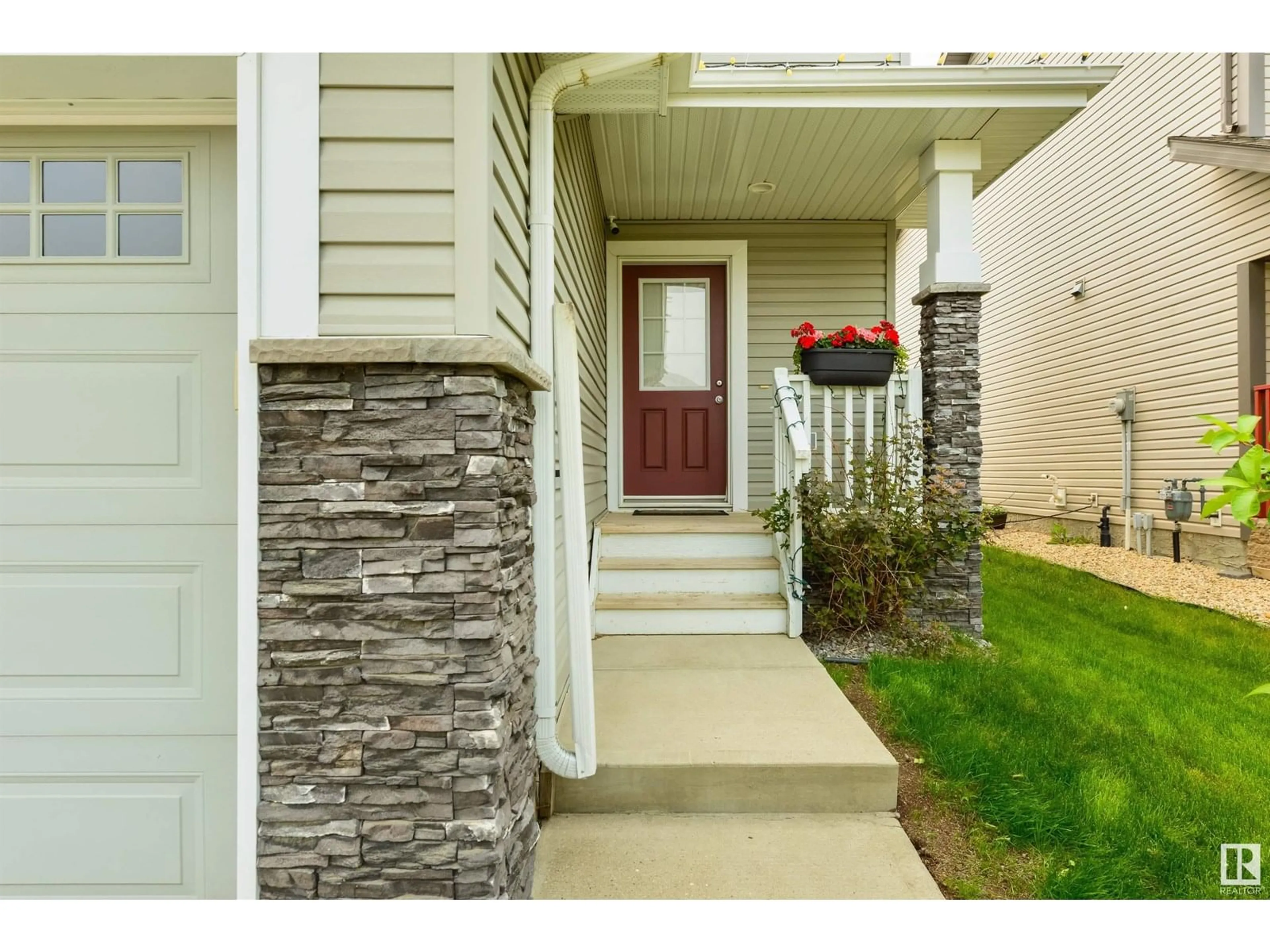 Indoor entryway for 2404 CASSELMAN CR, Edmonton Alberta T6W0W2
