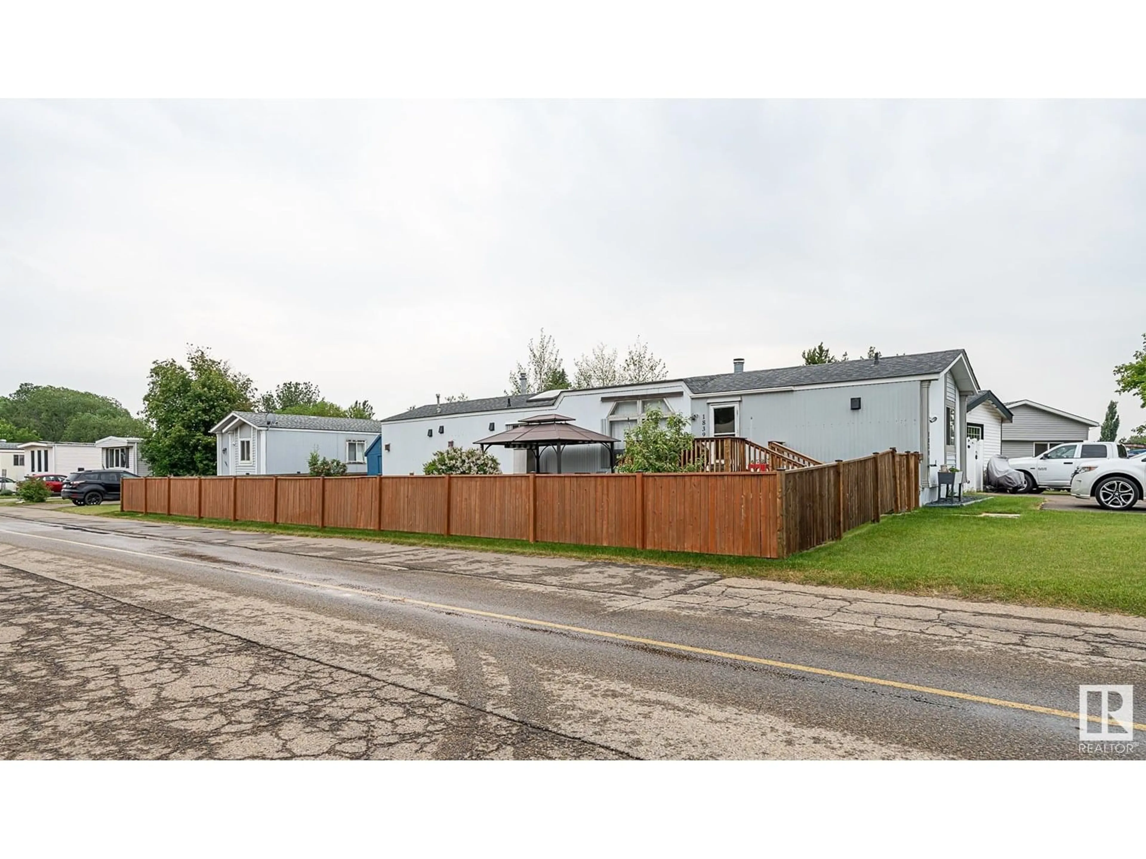 A pic from outside/outdoor area/front of a property/back of a property/a pic from drone, street for NW - 1839 OAK CO, Edmonton Alberta T5S1T5