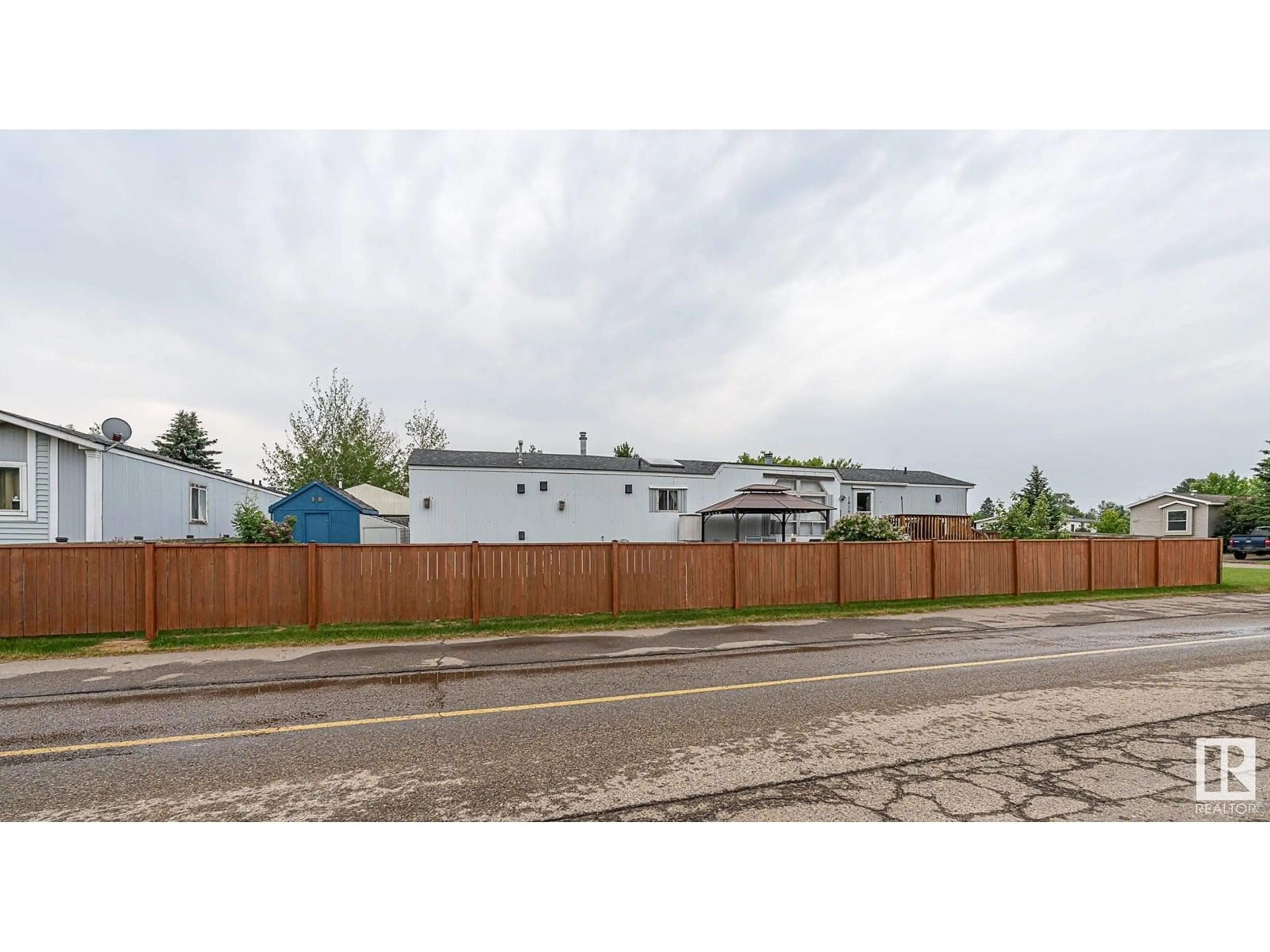 A pic from outside/outdoor area/front of a property/back of a property/a pic from drone, unknown for NW - 1839 OAK CO, Edmonton Alberta T5S1T5