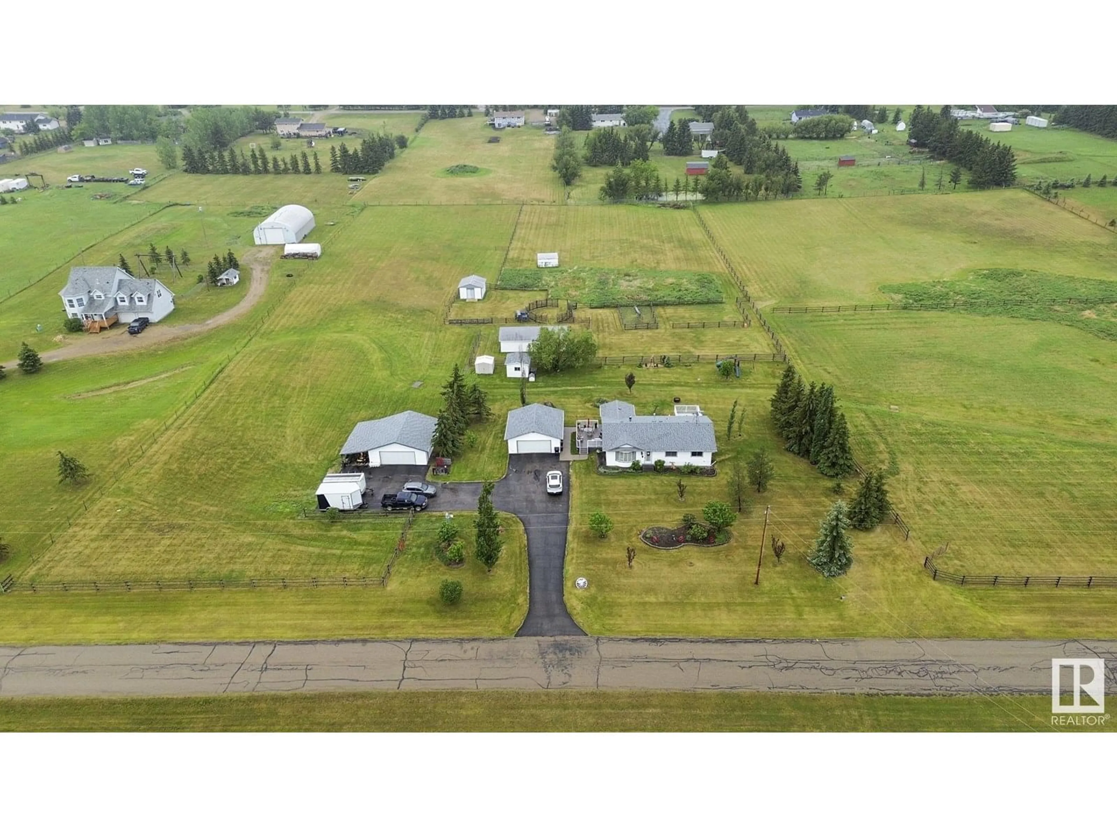 A pic from outside/outdoor area/front of a property/back of a property/a pic from drone, unknown for 52349 - 314 RGE ROAD 222, Rural Strathcona County Alberta T8C1A4